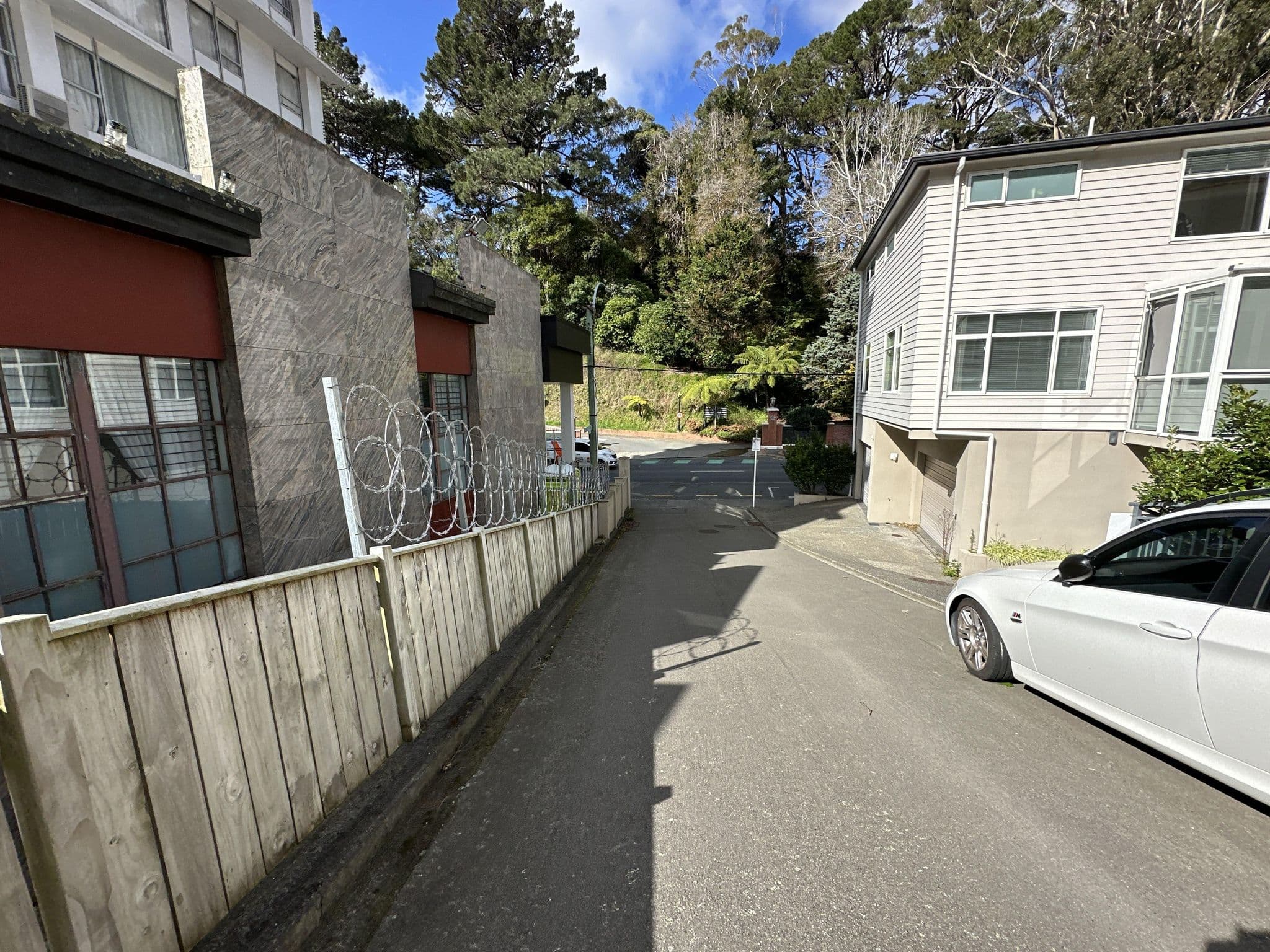 Street view near Sharella Motor Inn, Kelburn — © bswatkins (CC BY-SA · Mapillary)