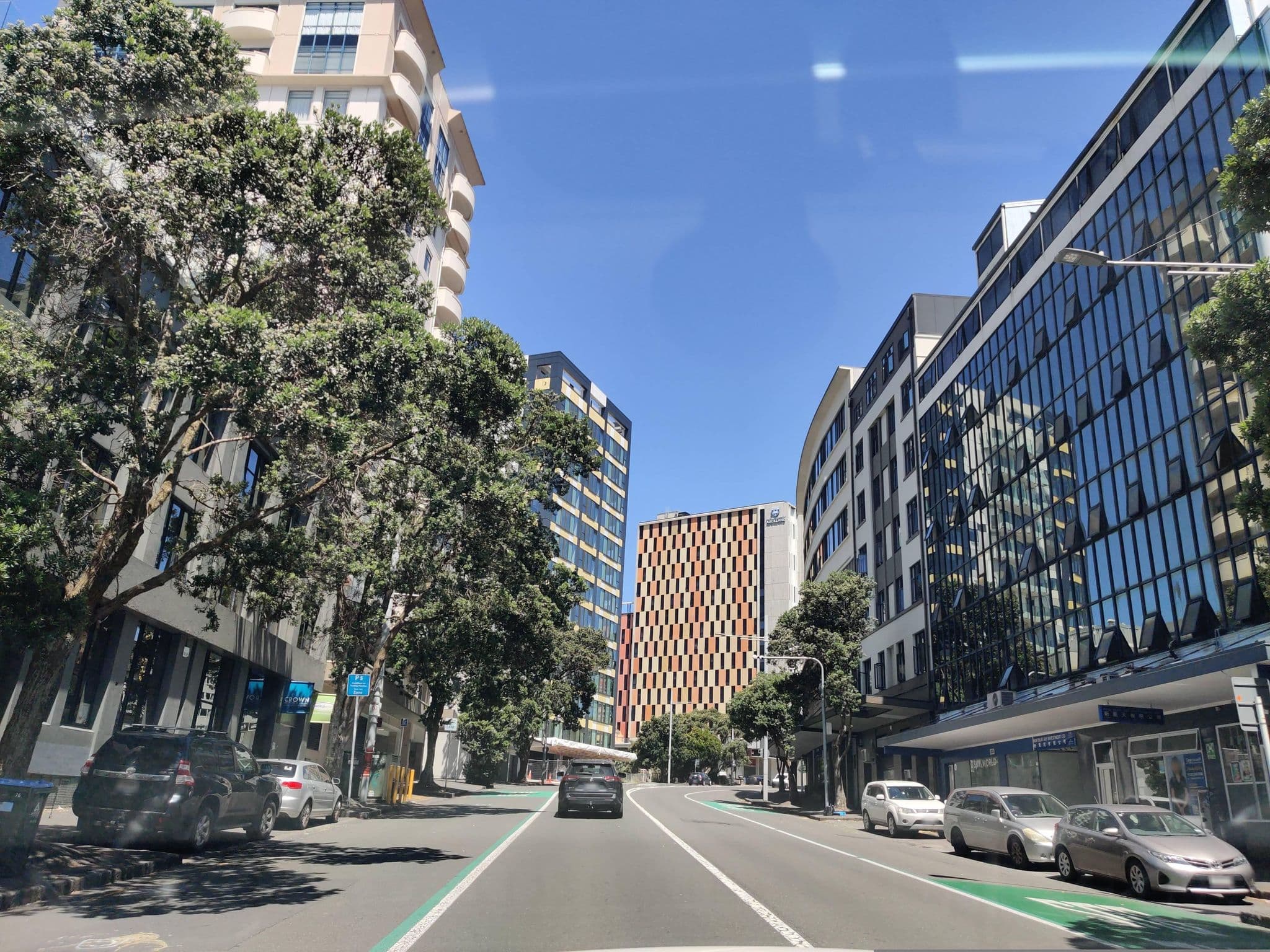 Street view near Oceanic Student Hostel, Auckland — © elphix (CC BY-SA · Mapillary)