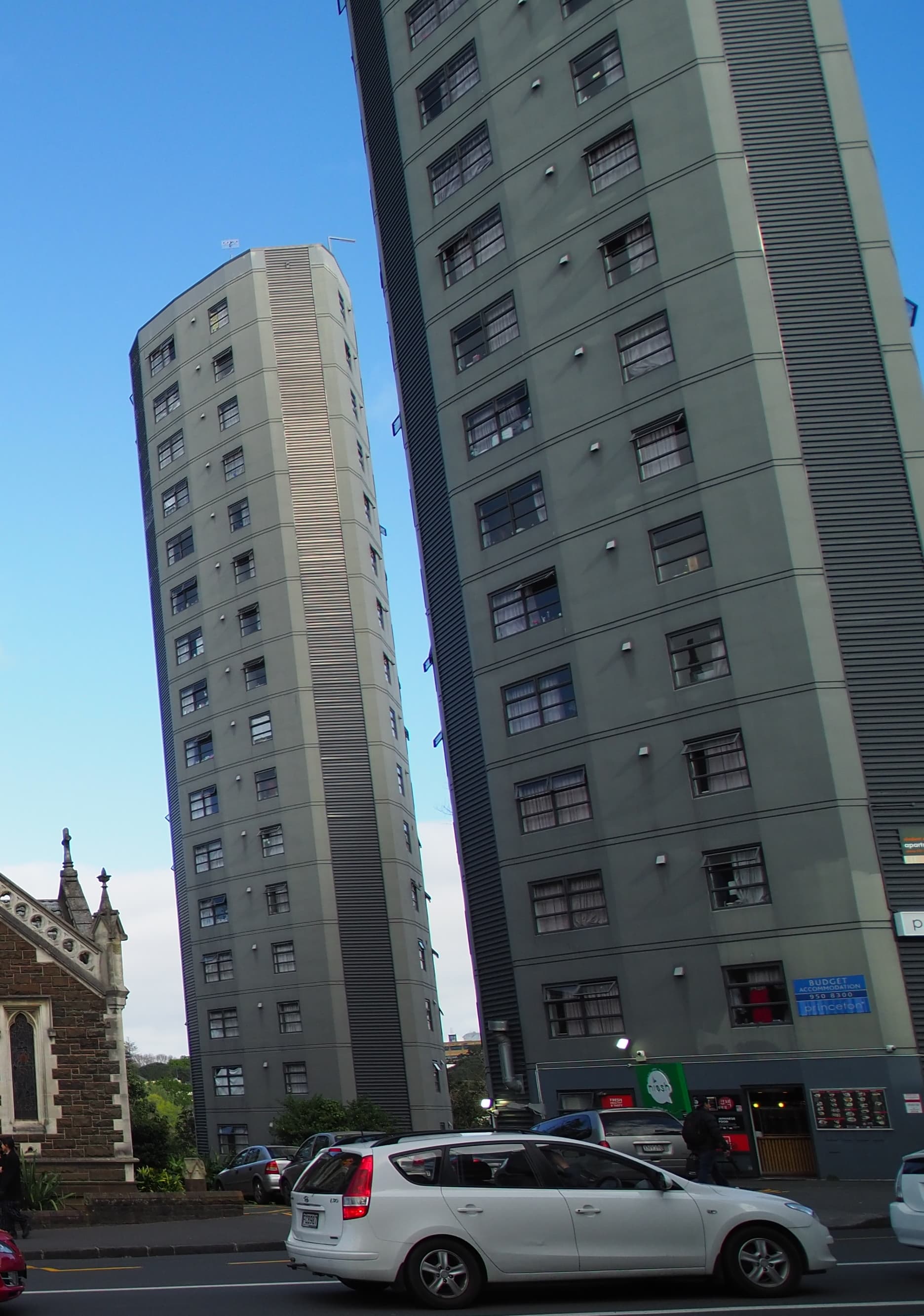 Princeton Apartments (via Wikimedia Commons, CC BY 2.0)