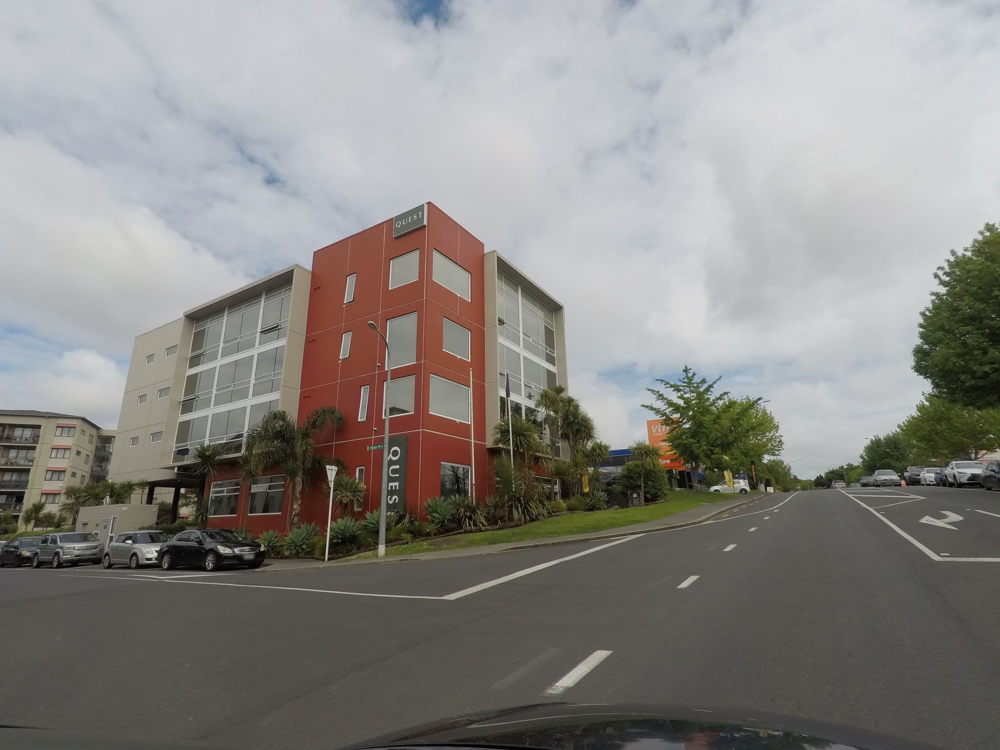 Street view near Quest Hotel, Henderson — © ralley (CC BY-SA · Mapillary)
