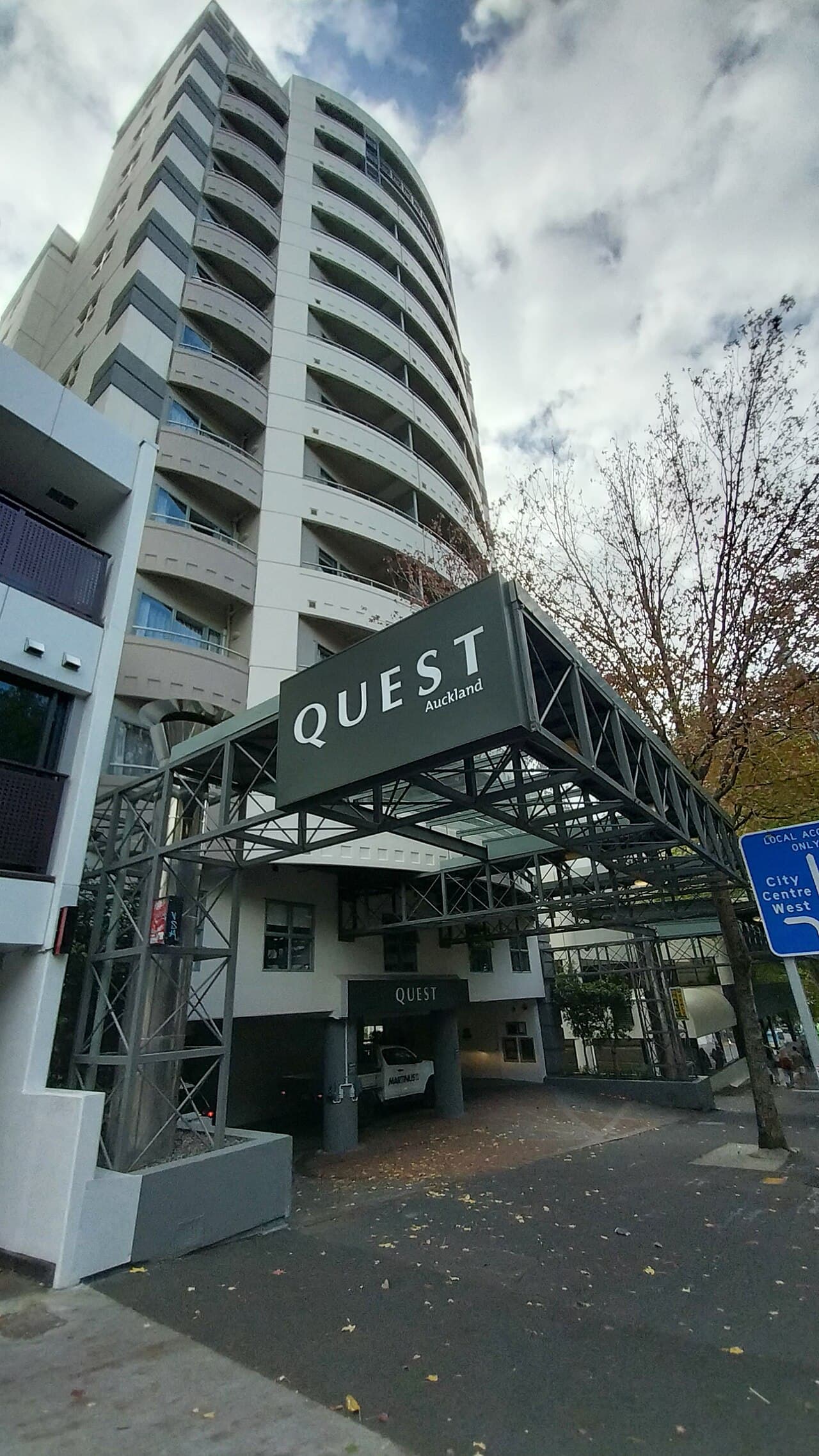 Quest Auckland Apartments (via Wikimedia Commons, CC BY-SA 4.0)