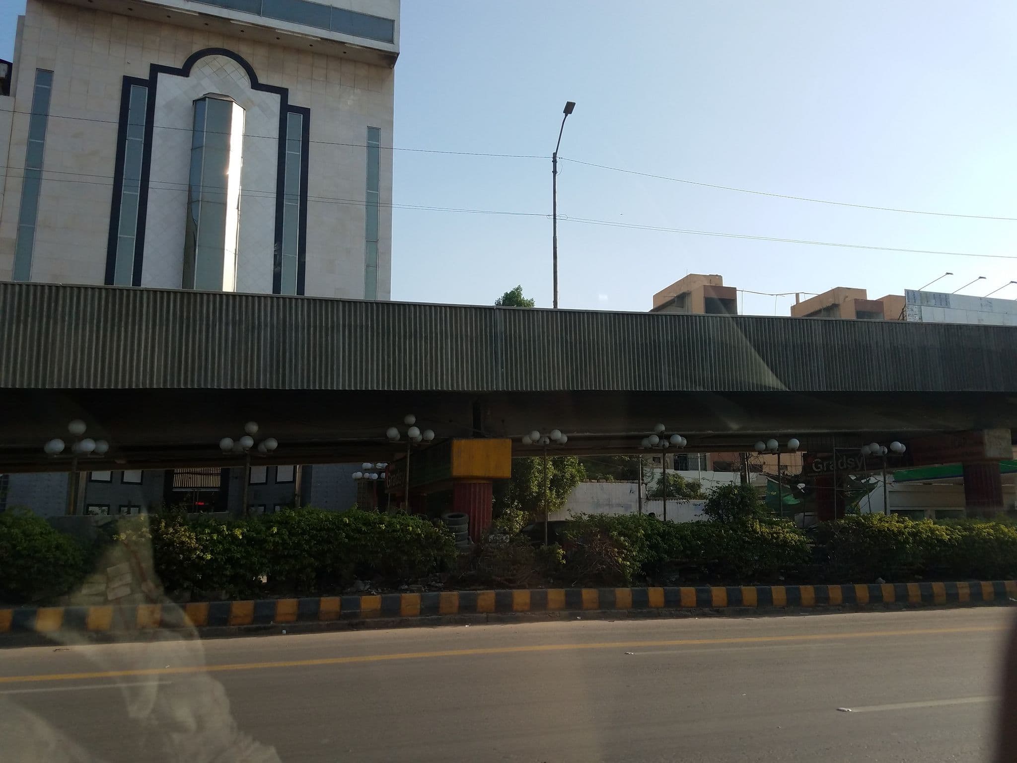 Street view near Days Inn Hotel, Pakistan Employees Cooperative Housing Society — © nabamb (CC BY-SA · Mapillary)