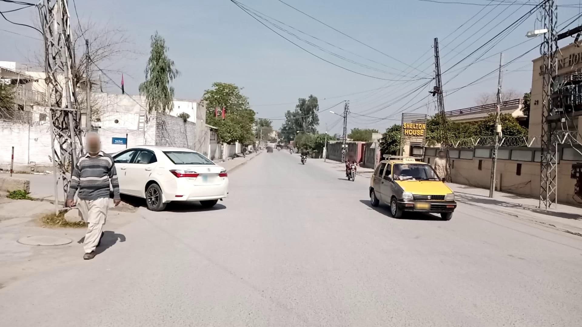 Street view near Shelton Accomodator Inn, Peshawar — © RobinGoix (CC BY-SA · Mapillary)