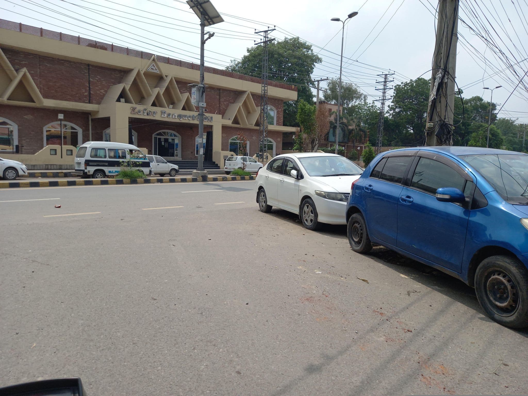 Street view near HOTEL SHANZE INN GULBERG LAHORE, Lahore — © hamzajutt (CC BY-SA · Mapillary)