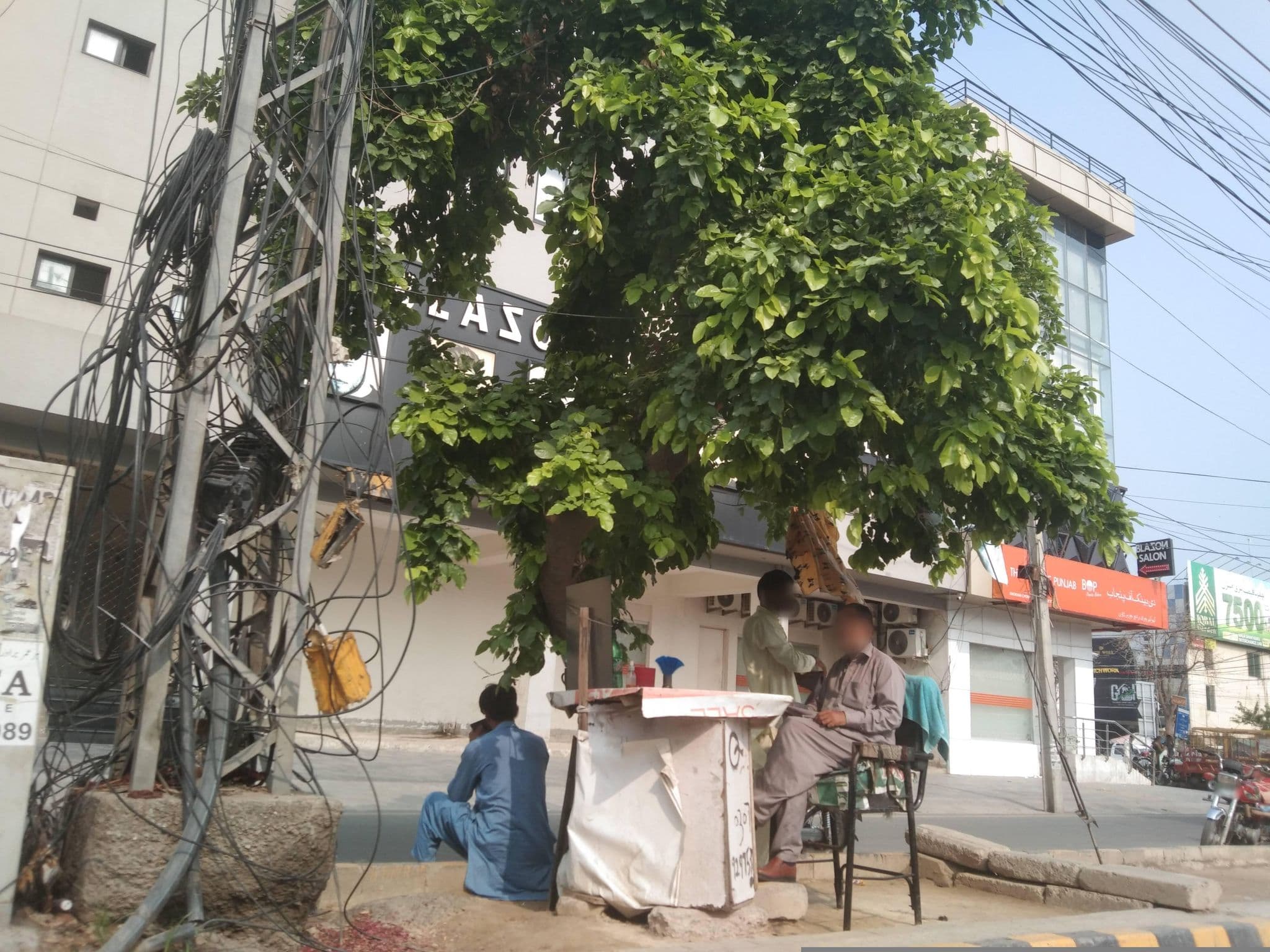 Street view near Lahore Hotel, Model Town — © alihamza (CC BY-SA · Mapillary)