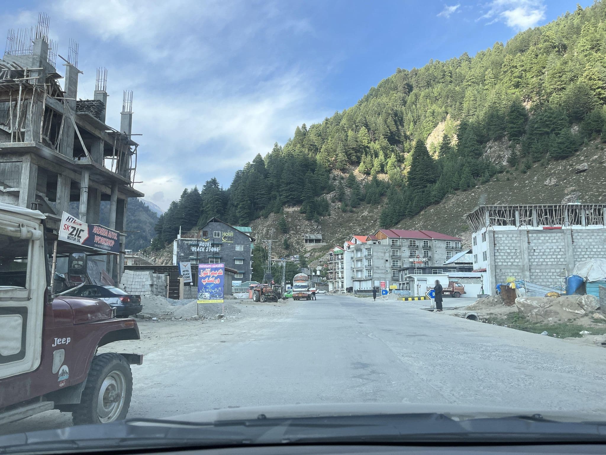 Street view near Lee Grand Inn Hotel, Dregun — © masterofnoroad (CC BY-SA · Mapillary)