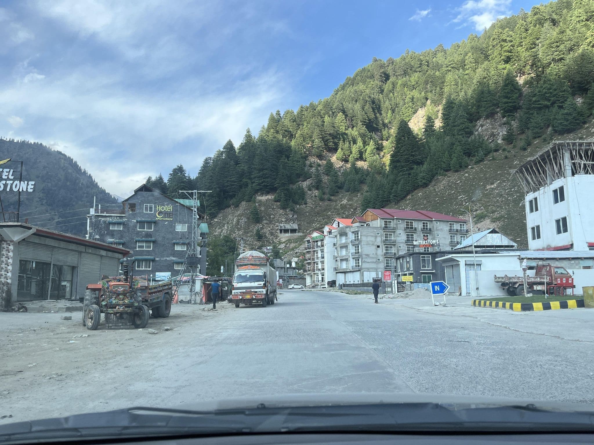Street view near Le Grand Inn, Dregun — © masterofnoroad (CC BY-SA · Mapillary)