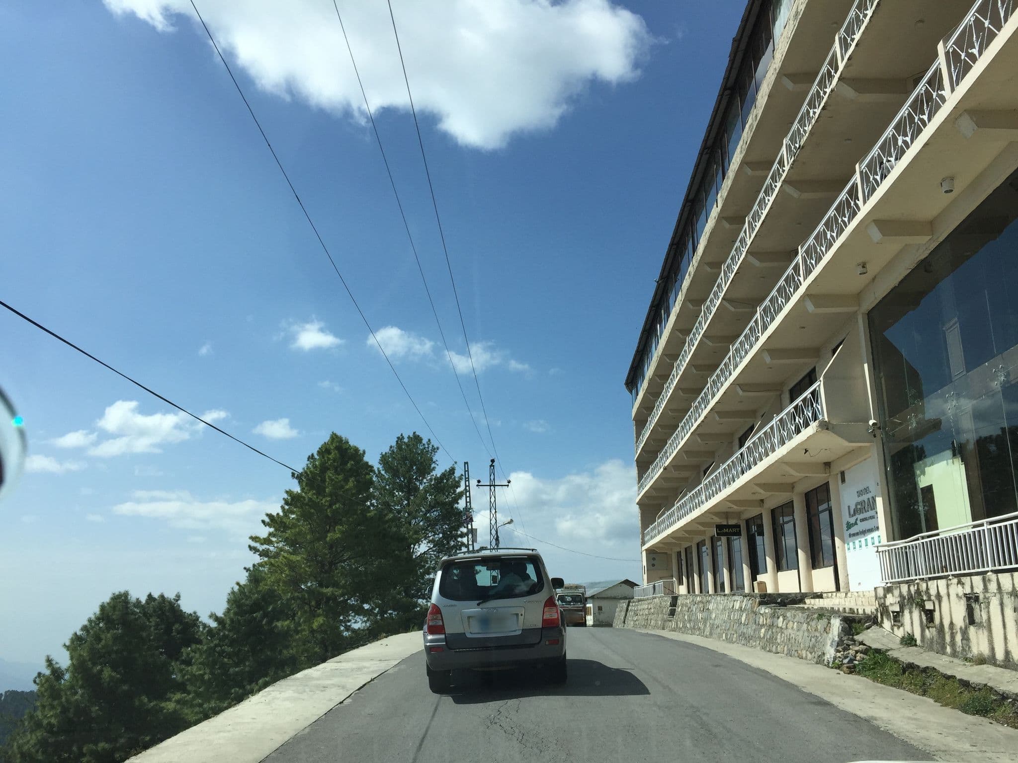 Street view near Hotel Le Grand (Changla Gali), Murree — © kp118 (CC BY-SA · Mapillary)