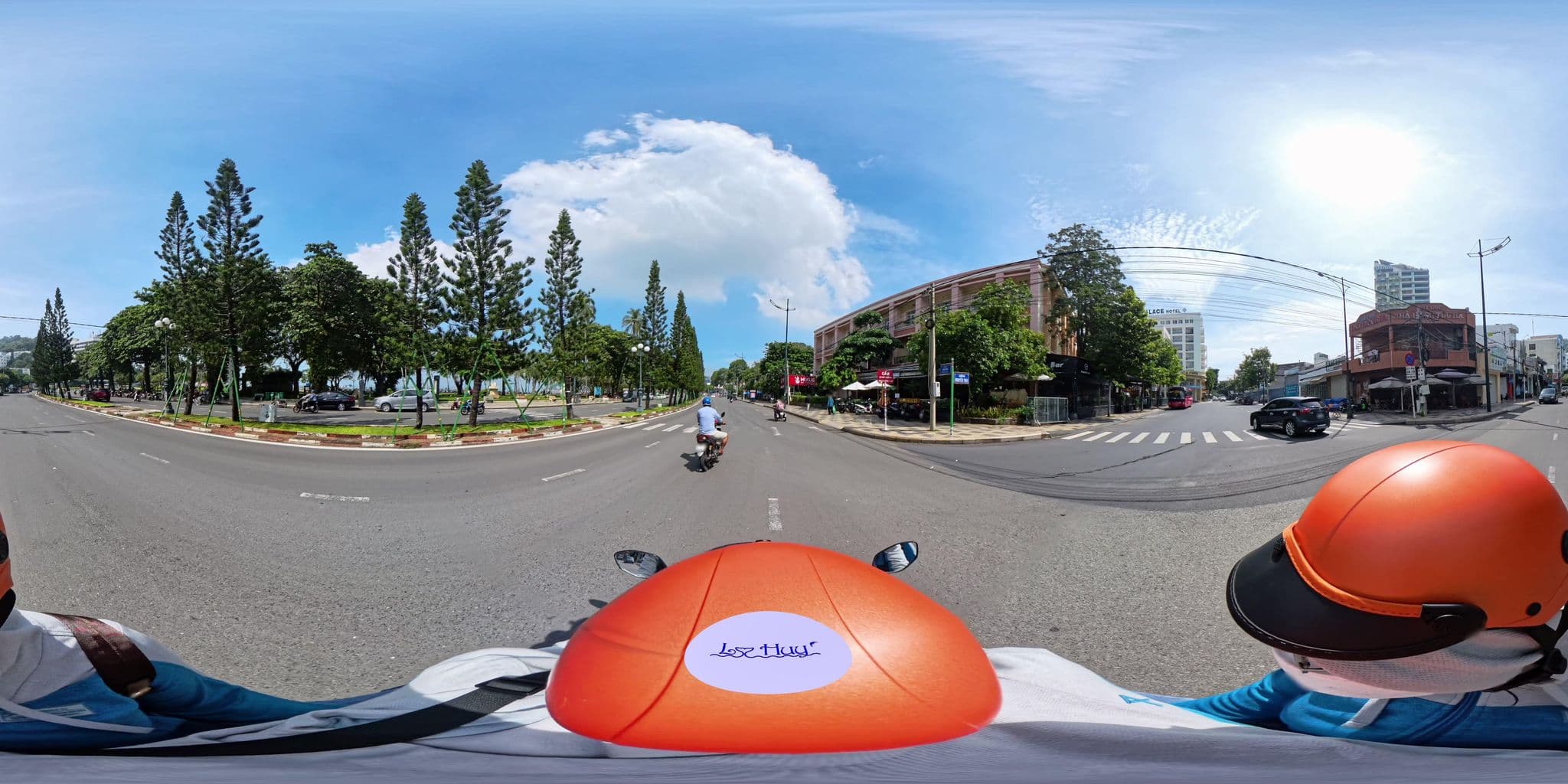 Street view near Palace hotel, Vũng Tàu — © lyduchuy (CC BY-SA · Mapillary)