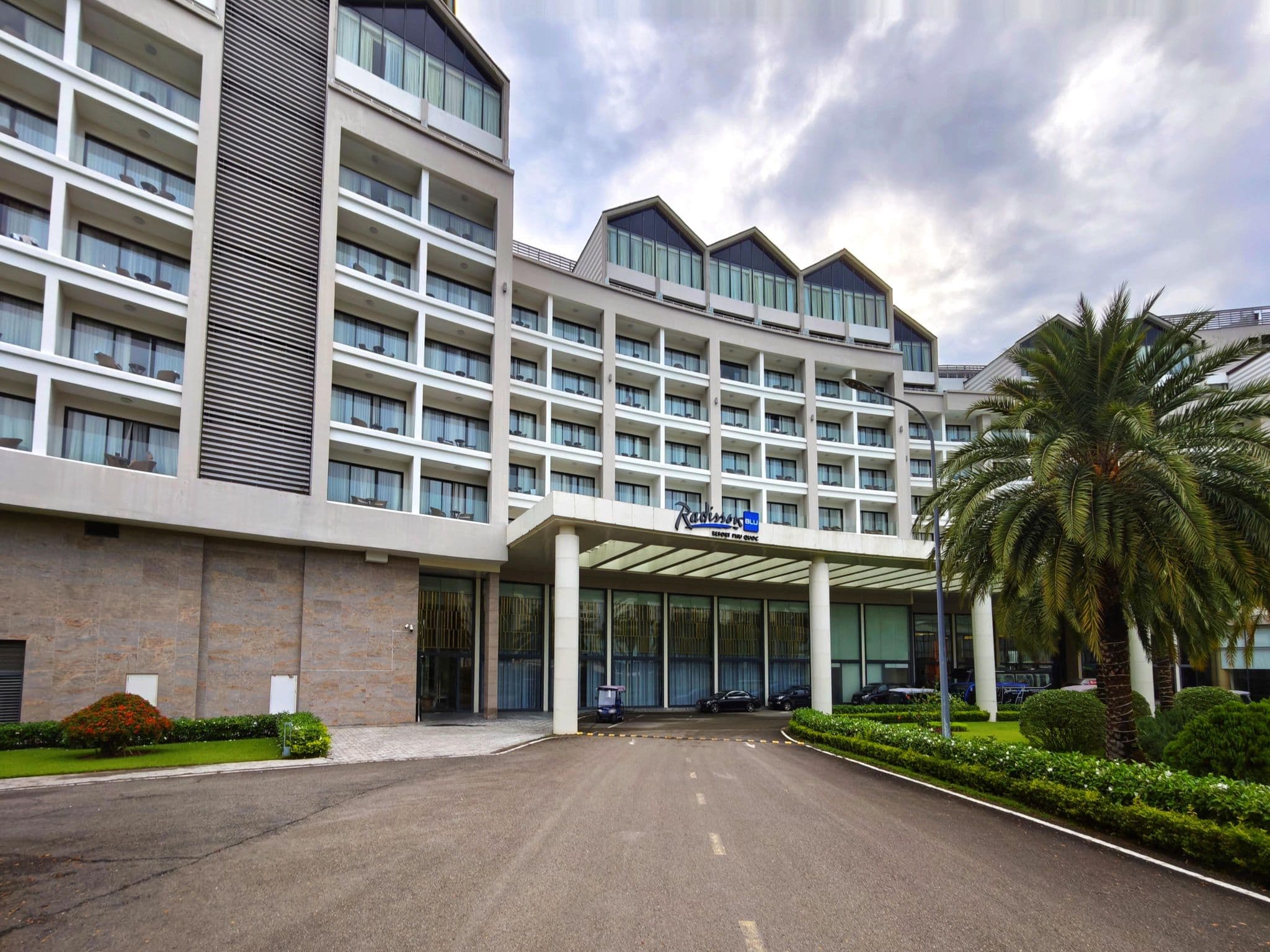 Street view near Radisson Blu Resort, Dương Đông — © km2bp (CC BY-SA · Mapillary)
