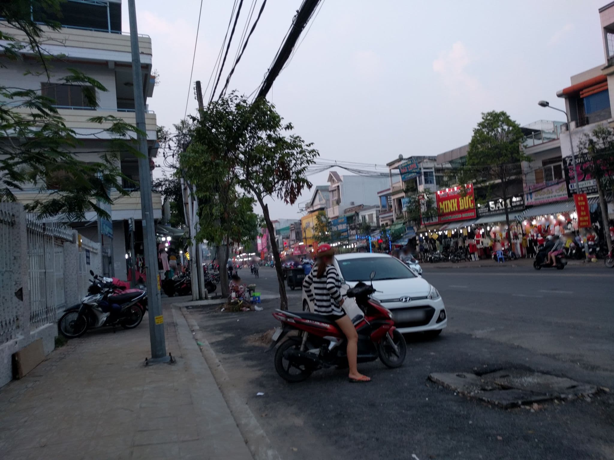 Street view near Phu Uy Hotel, Cần Thơ — © emackres (CC BY-SA · Mapillary)