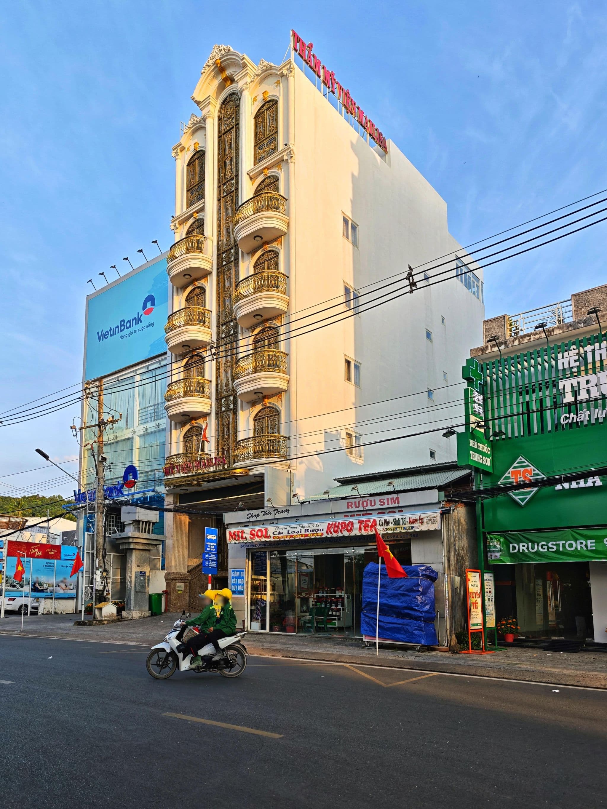 Street view near Khách Sạn L&M, Dương Đông — © km2bp (CC BY-SA · Mapillary)