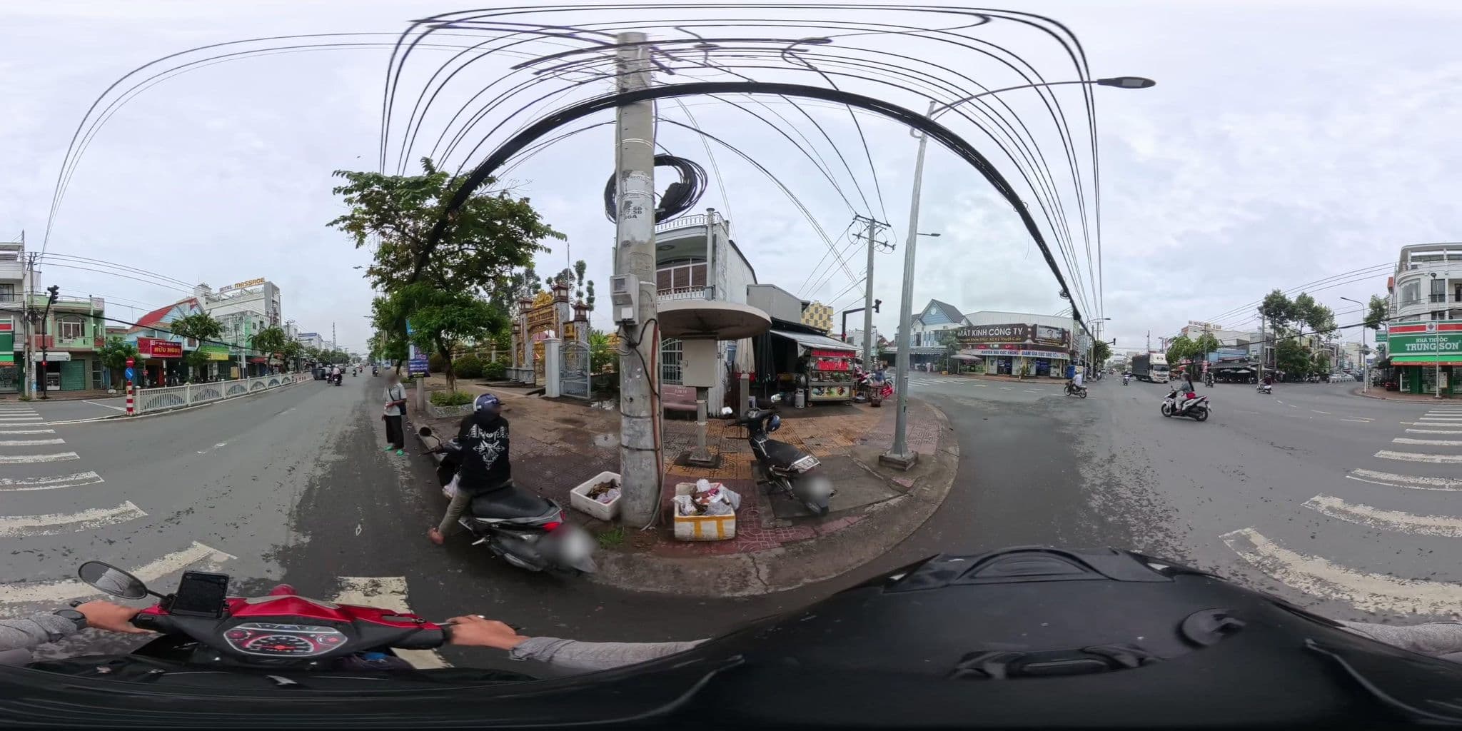 Street view near Khach San Phuong Nam, Sa Dec — © Slucchesi (CC BY-SA · Mapillary)