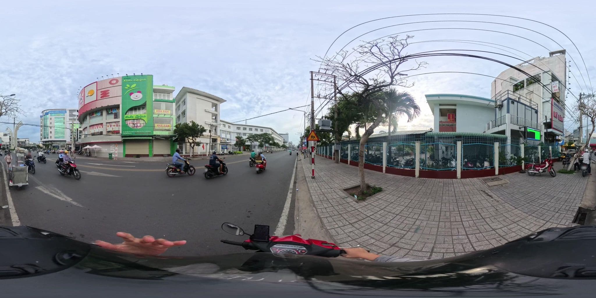 Street view near Kim Phát Hotel, Long Xuyên — © Slucchesi (CC BY-SA · Mapillary)