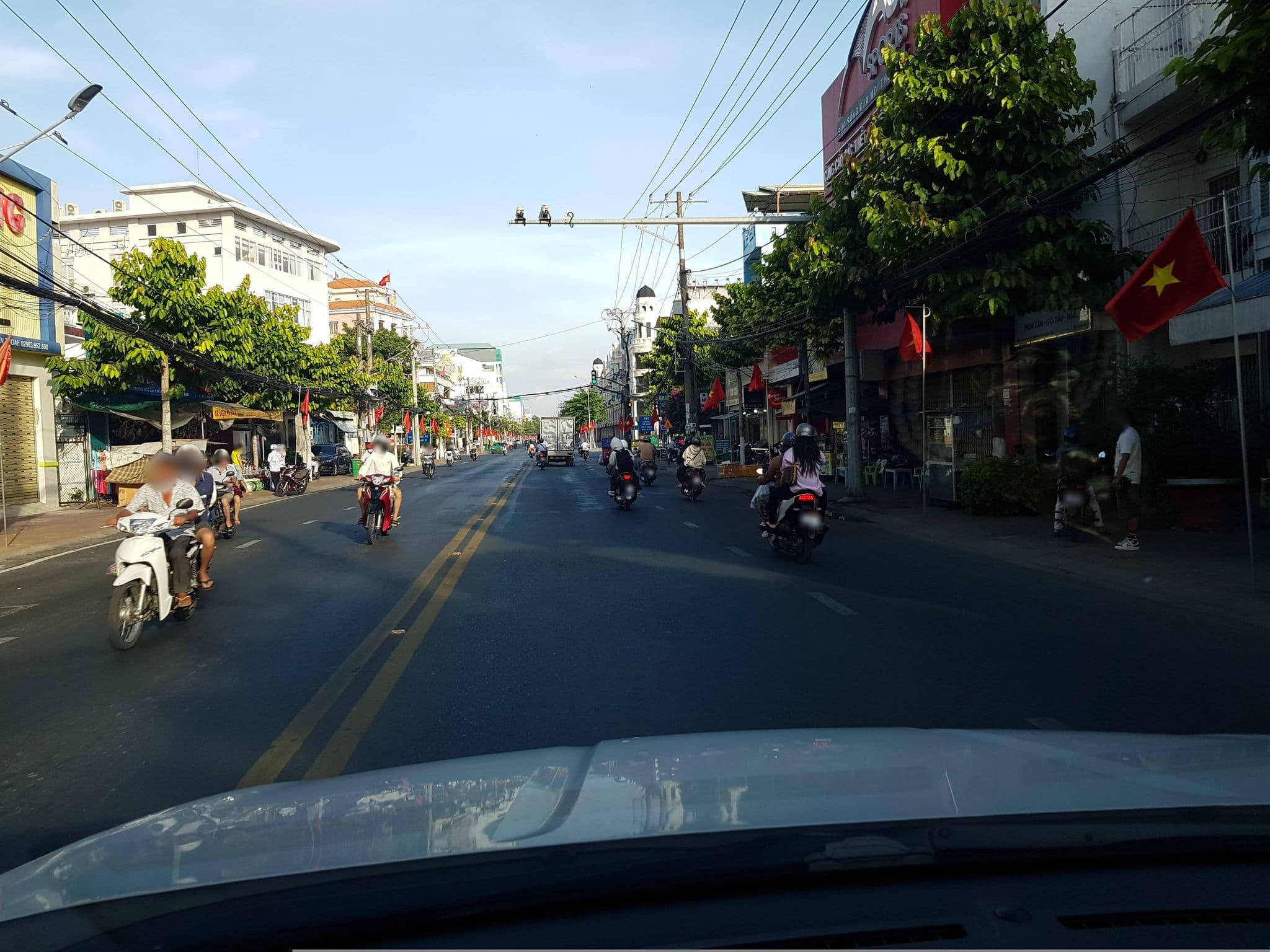 Street view near Phuong Nam Hotel, Long Xuyên — © VPTD (CC BY-SA · Mapillary)