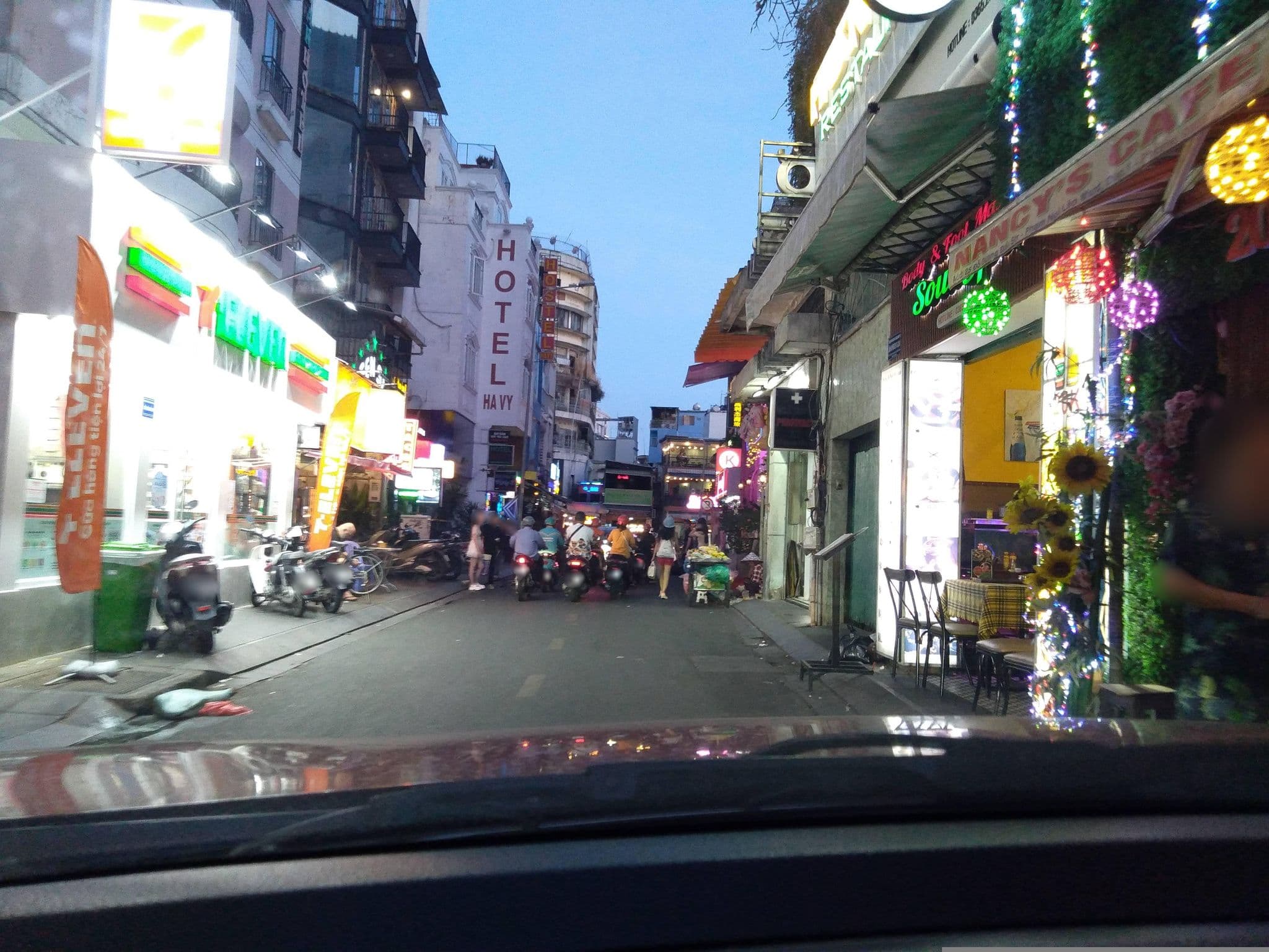 Street view near Dai Huy Hoang Hotel, Quận Ba — © sg_front_1 (CC BY-SA · Mapillary)