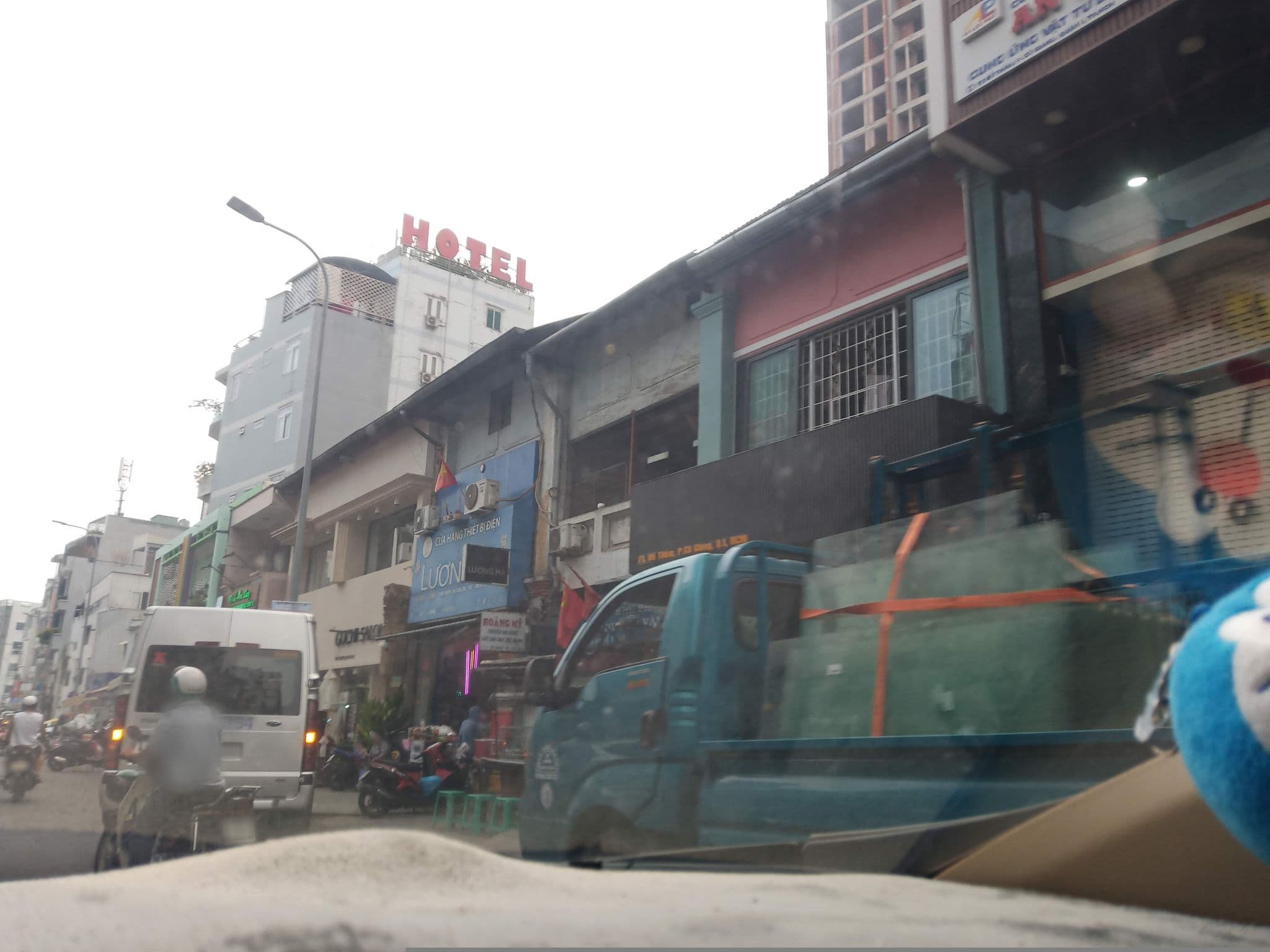 Street view near CLCC Hostel, Quận Bốn — © sg_right_1 (CC BY-SA · Mapillary)
