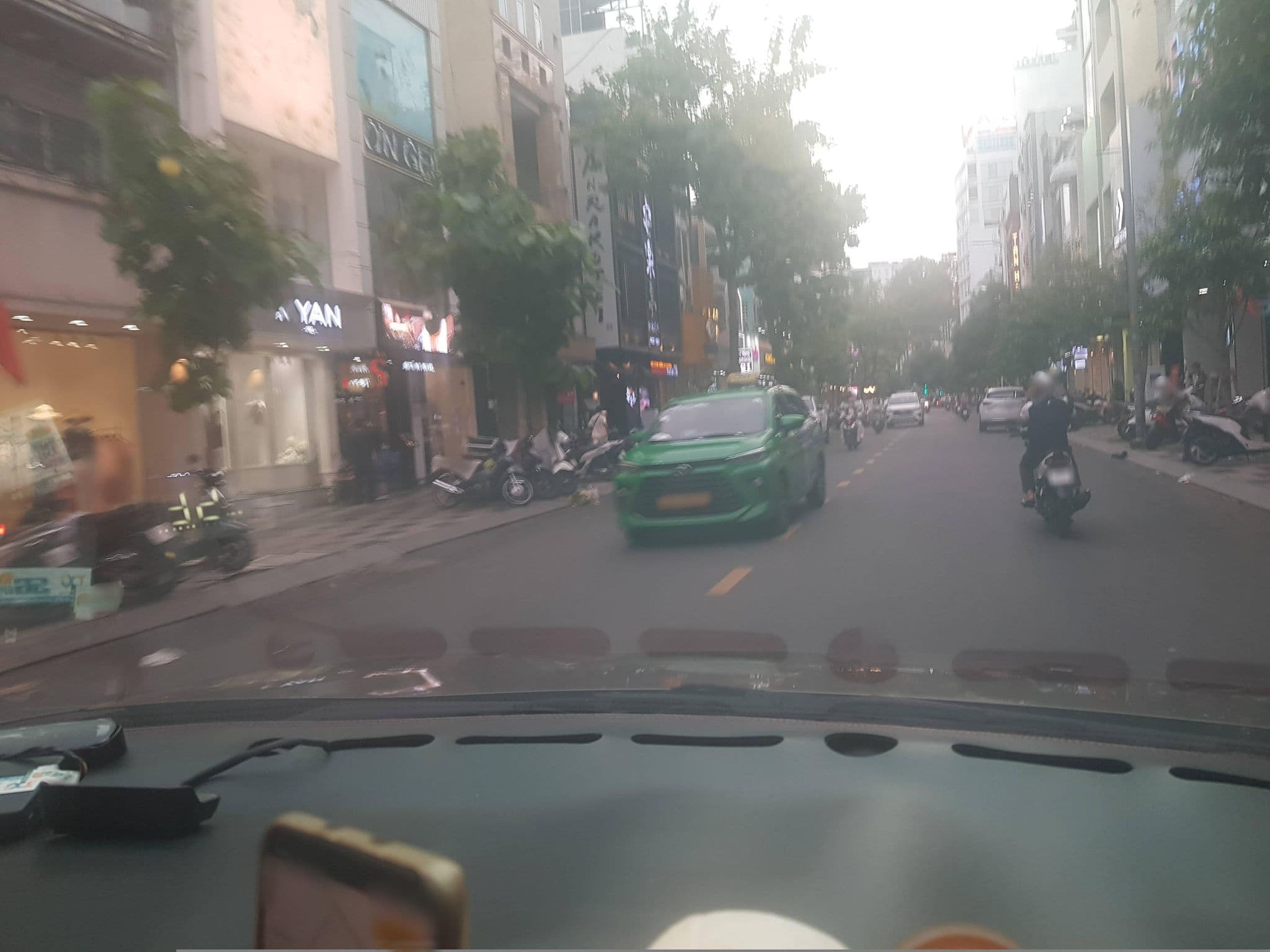 Street view near Hoang Dung Hotel – Hong Vina, Quận Ba — © bemaps1 (CC BY-SA · Mapillary)