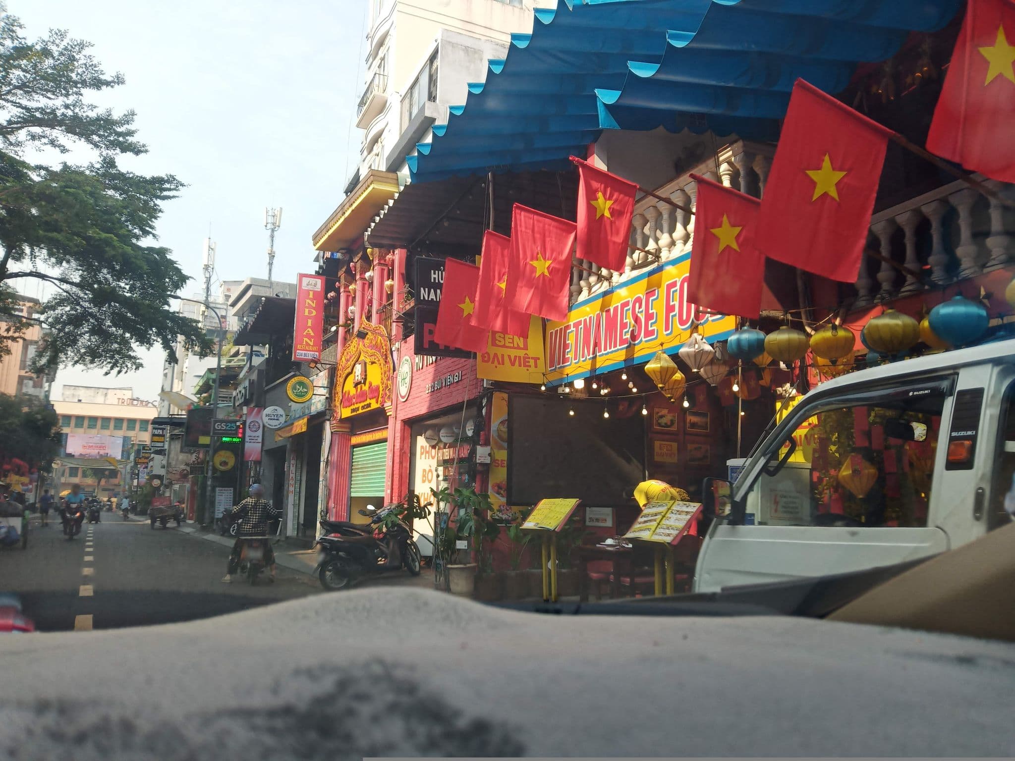 Street view near Đức Vượng Hotel, Quận Ba — © sg_right_1 (CC BY-SA · Mapillary)