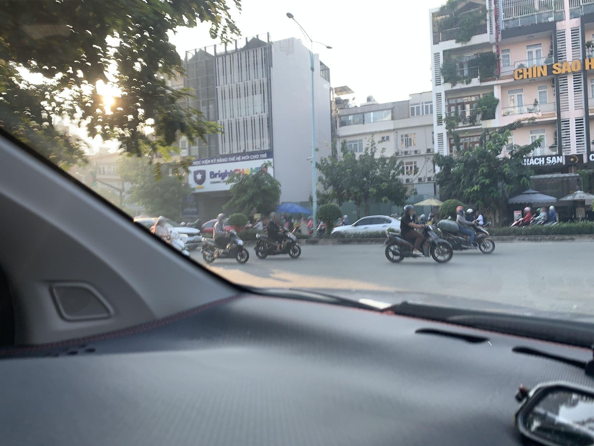 Street view near RedDoorz near Him Lam, Quận Bốn — © sg_left_1 (CC BY-SA · Mapillary)