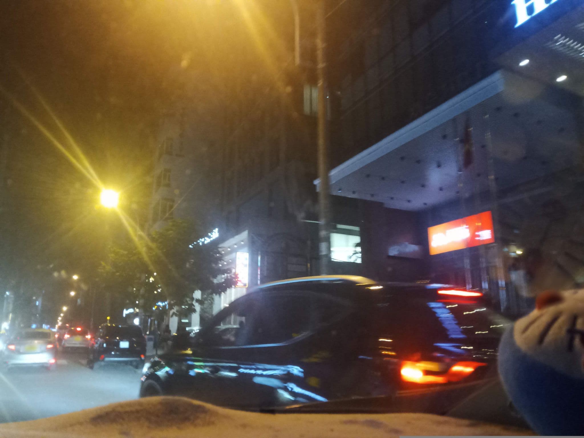 Street view near Hoang Lien Hotel; Room 303, Quận Ba — © sg_right_1 (CC BY-SA · Mapillary)