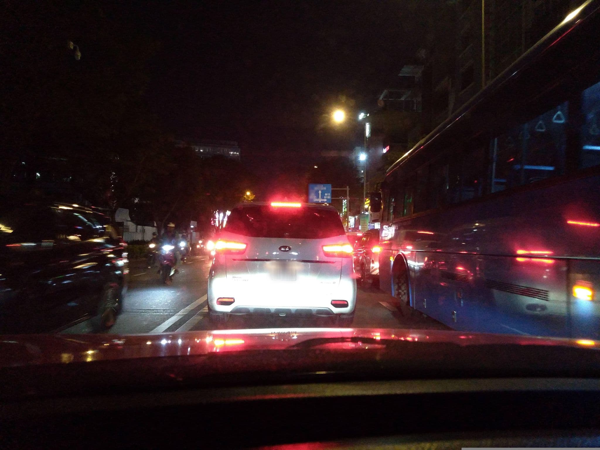 Street view near Đại Hoàng Hà Hotel, Quận Ba — © sg_front_1 (CC BY-SA · Mapillary)