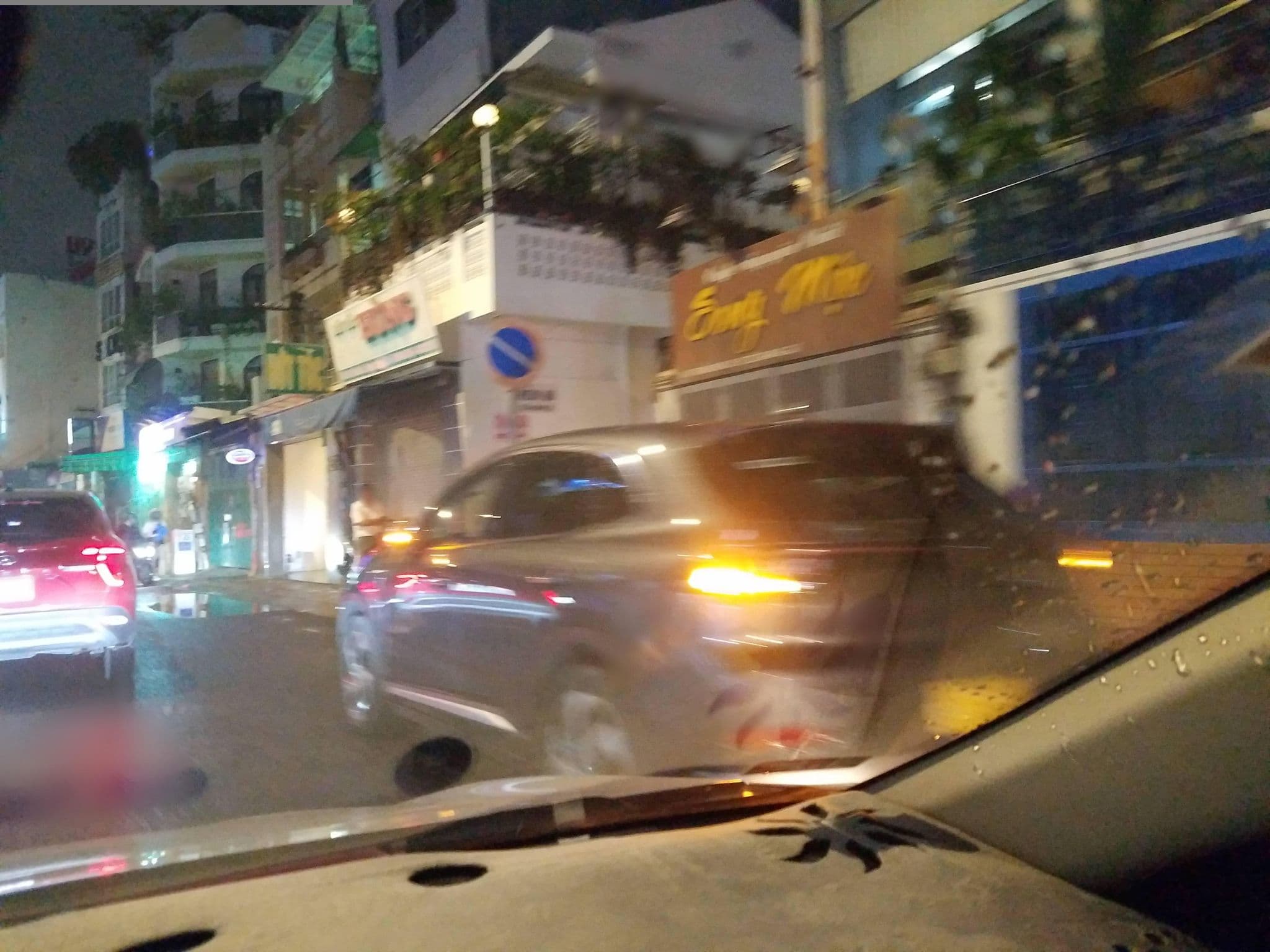 Street view near Condodo Hostel, Quận Bốn — © sg_right_2 (CC BY-SA · Mapillary)