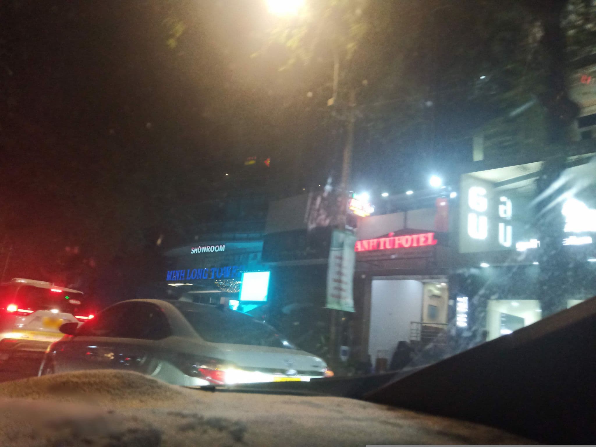Street view near Hotel Hoàng Vinh, Quận Ba — © sg_right_1 (CC BY-SA · Mapillary)