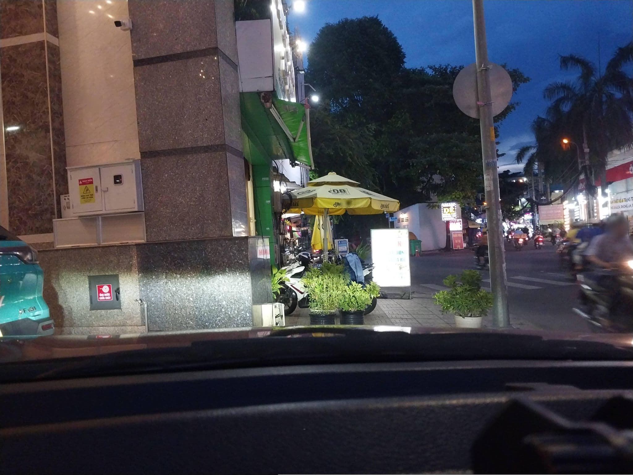 Street view near Đông Đô hotel, Tân Bình — © sg_front_1 (CC BY-SA · Mapillary)