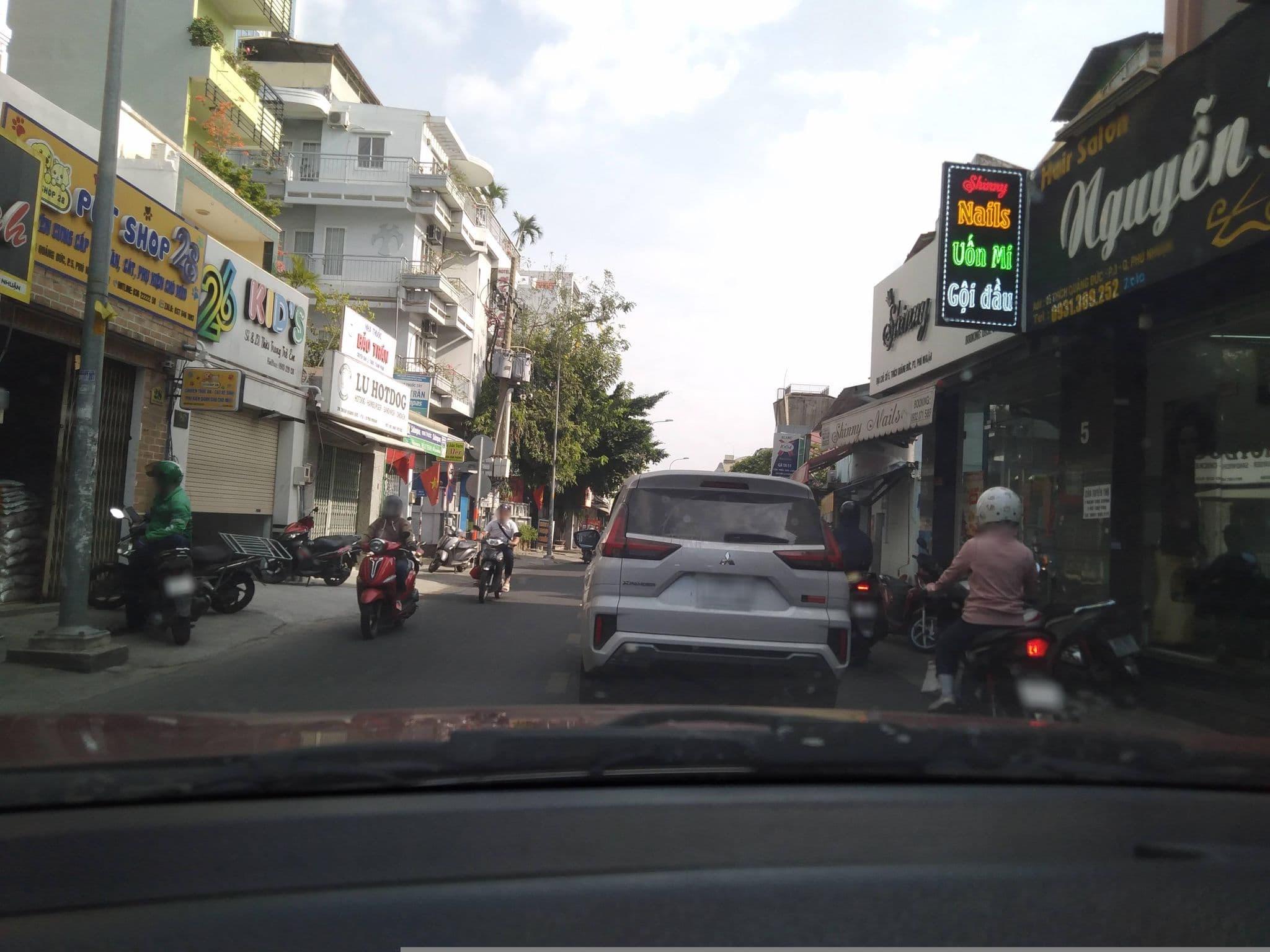 Street view near Hotel Ngọc Châu, Gò Vấp — © sg_front_1 (CC BY-SA · Mapillary)