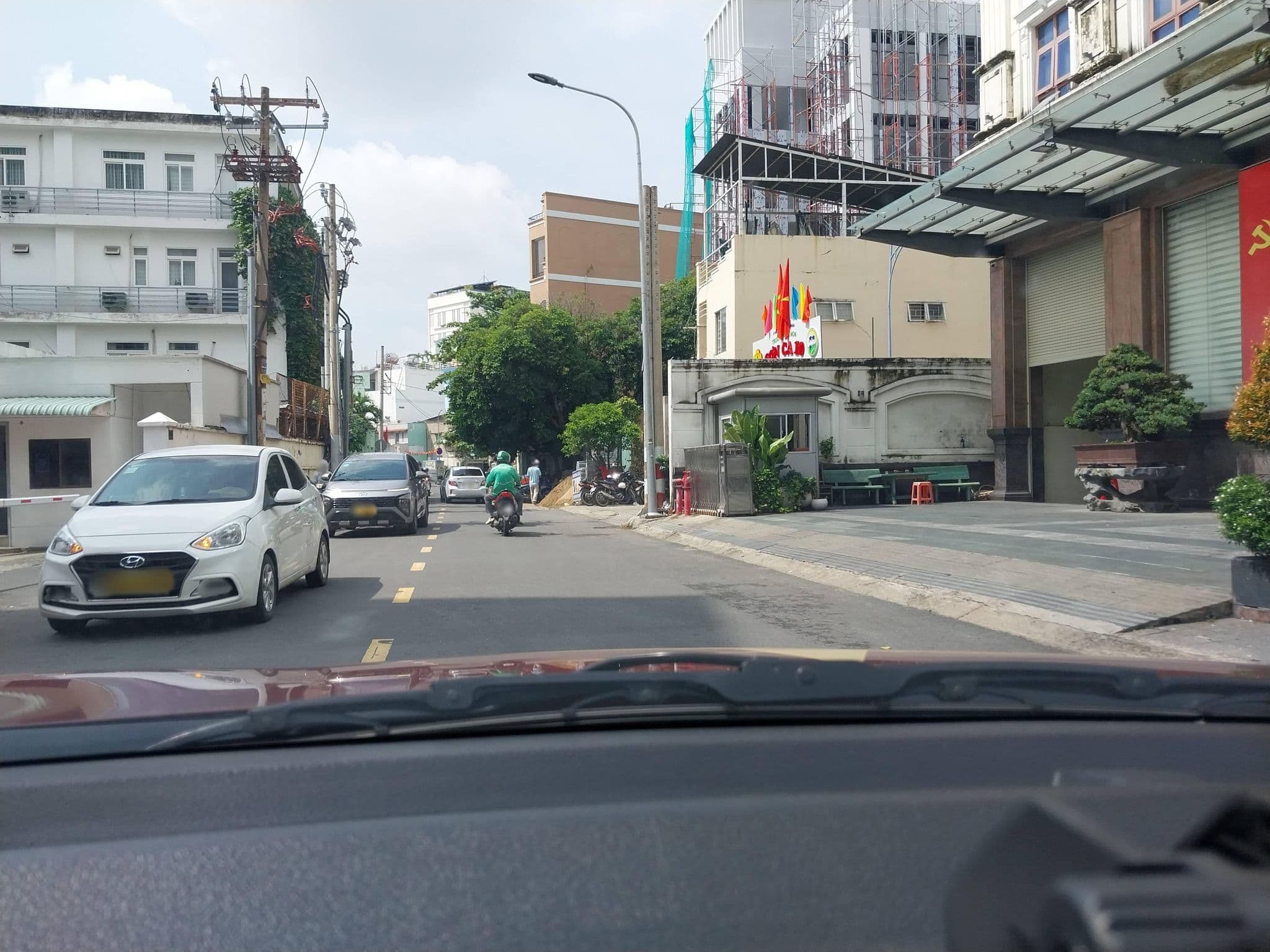 Street view near Executive Club@Mövenpick Hotel Saigon, Tân Bình — © sg_front_1 (CC BY-SA · Mapillary)