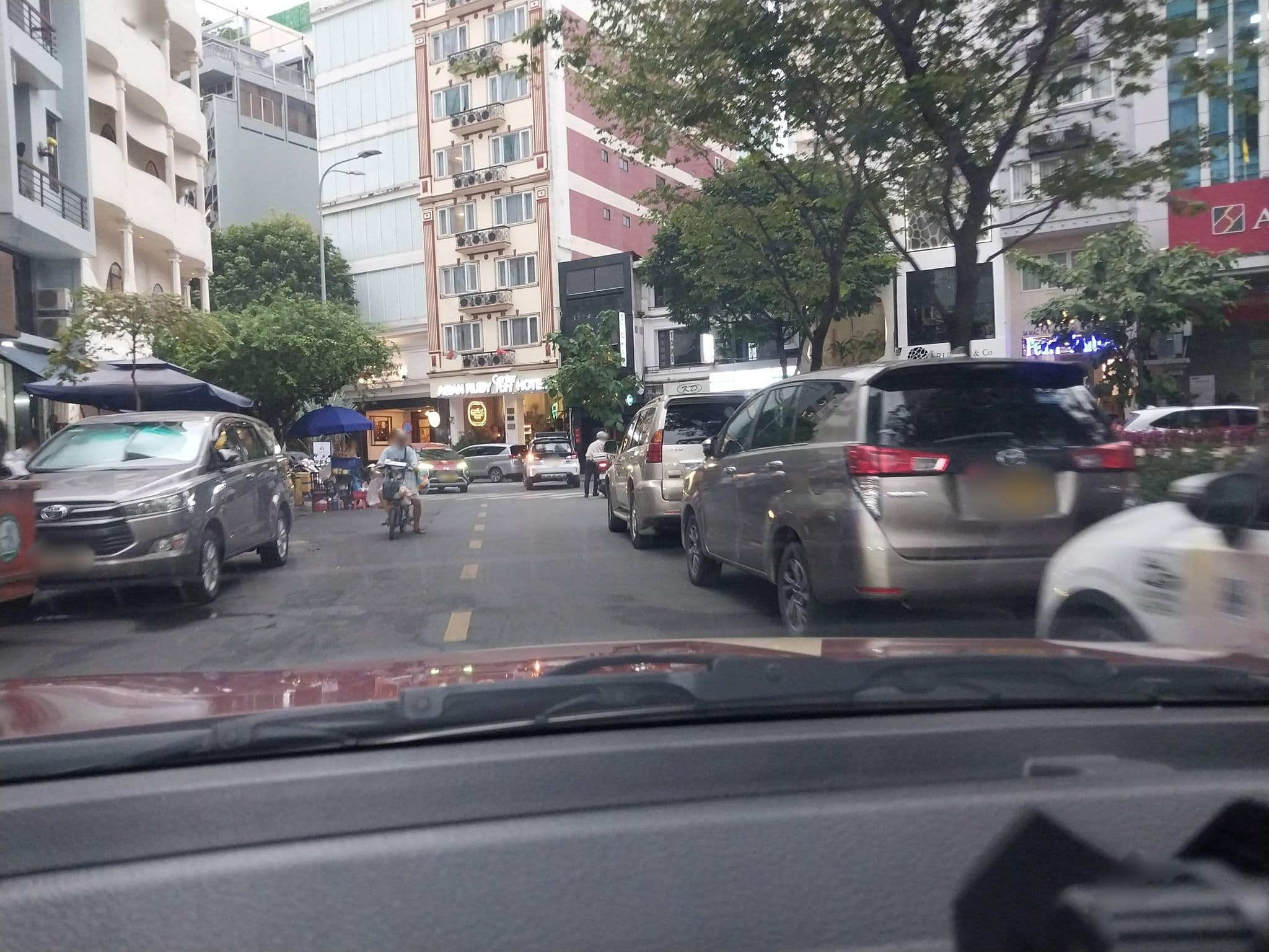 Street view near Luxury Hotel, Quận Bốn — © sg_front_1 (CC BY-SA · Mapillary)