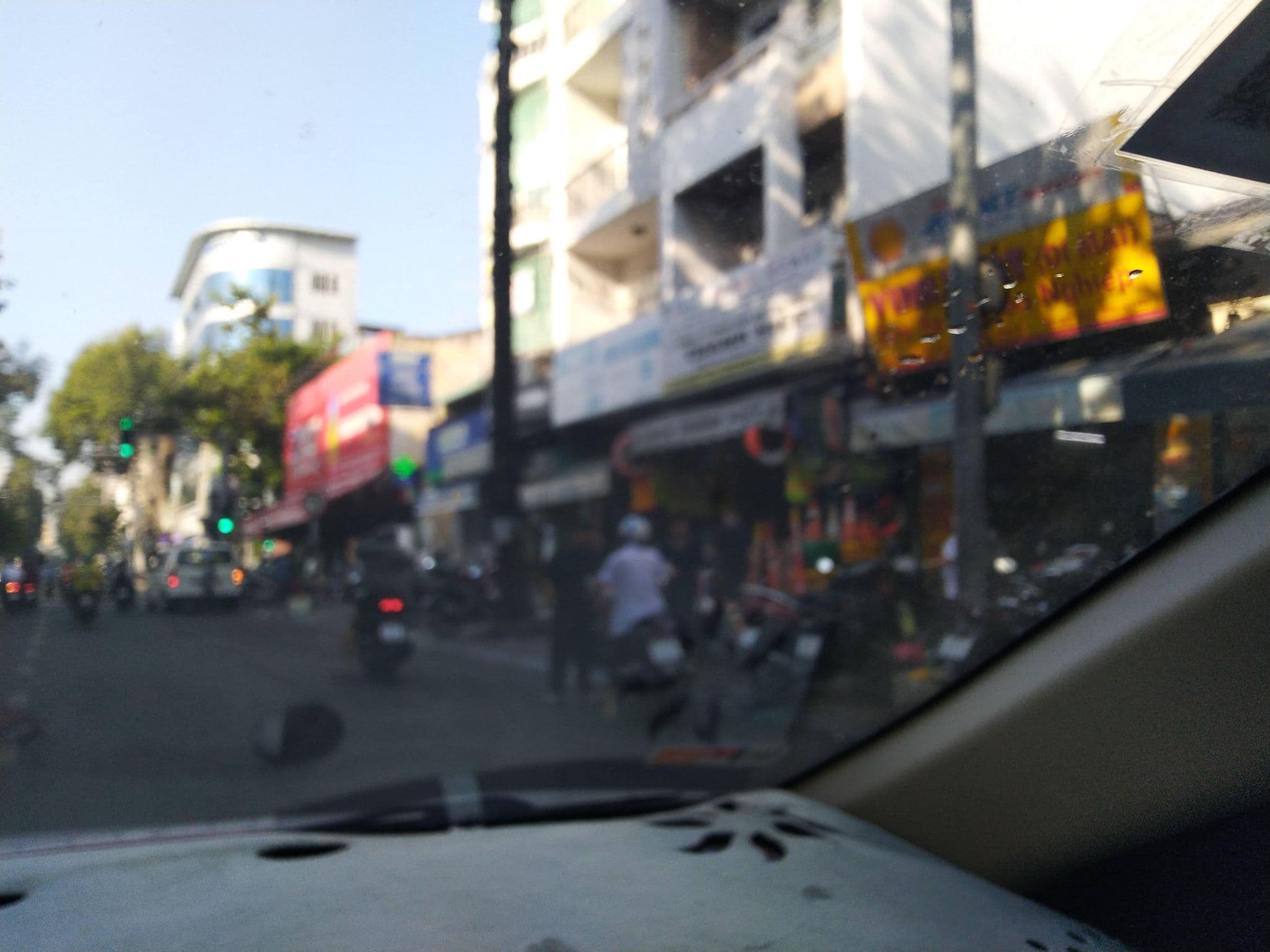 Street view near Phung Hoang hotel, Quận Bốn — © sg_right_2 (CC BY-SA · Mapillary)