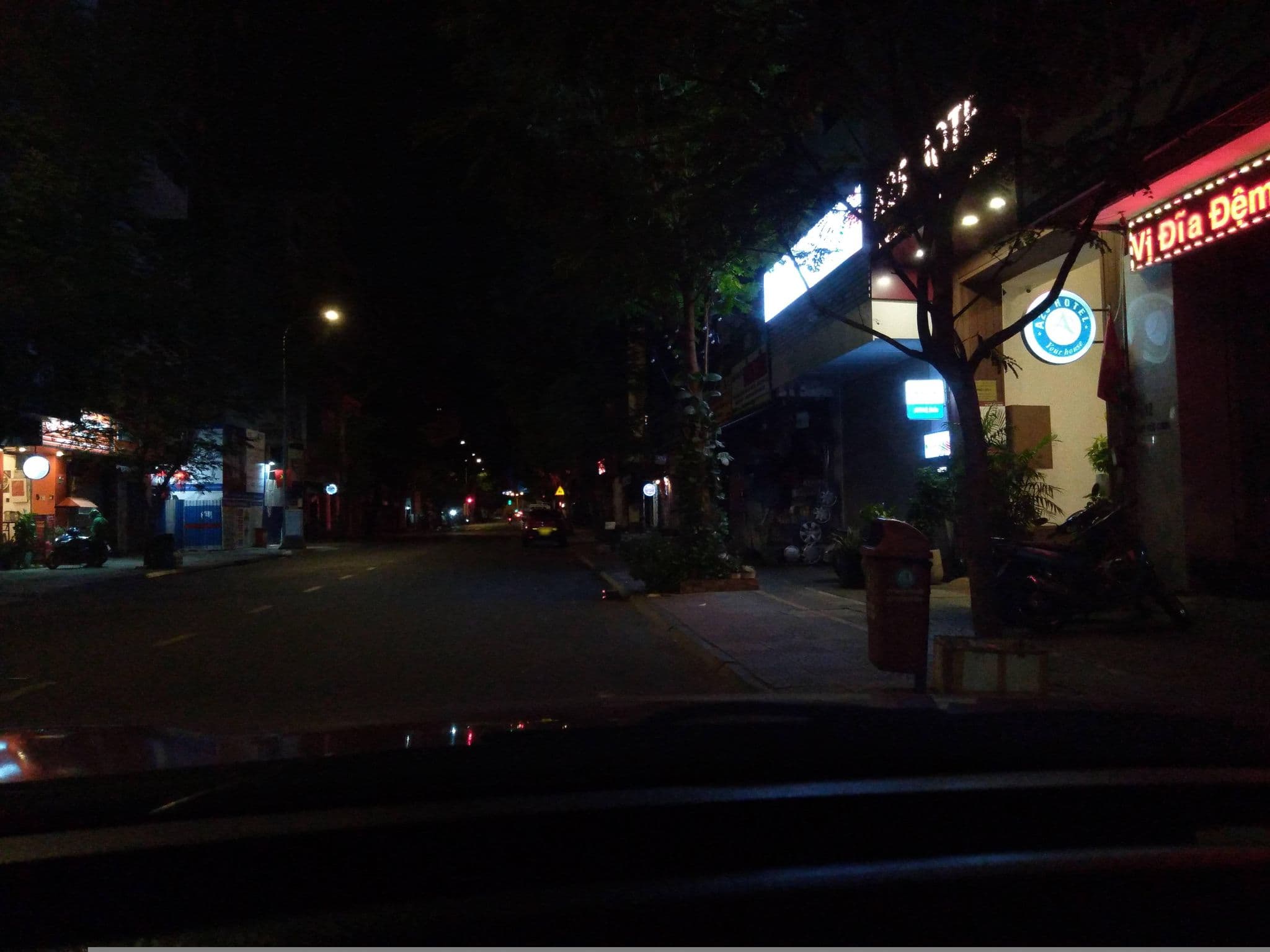 Street view near Hotel H, Quận Bốn — © sg_front_1 (CC BY-SA · Mapillary)