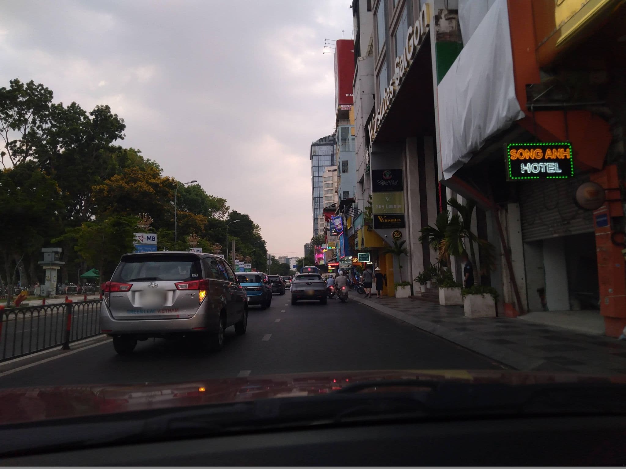Street view near Tan Hai Long Hotel, Quận Bốn — © sg_front_1 (CC BY-SA · Mapillary)