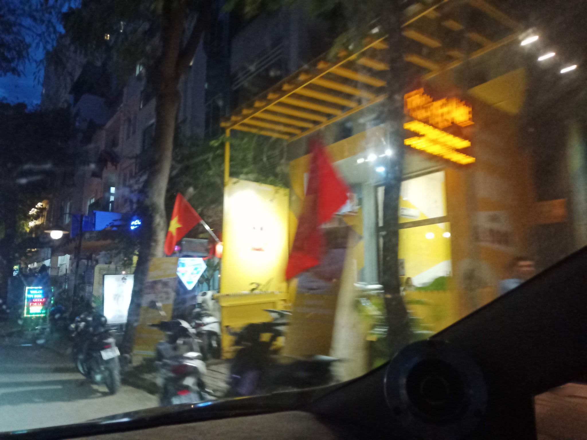 Street view near Hoang Yen HOTEL, Quận Bốn — © sg_right_1 (CC BY-SA · Mapillary)
