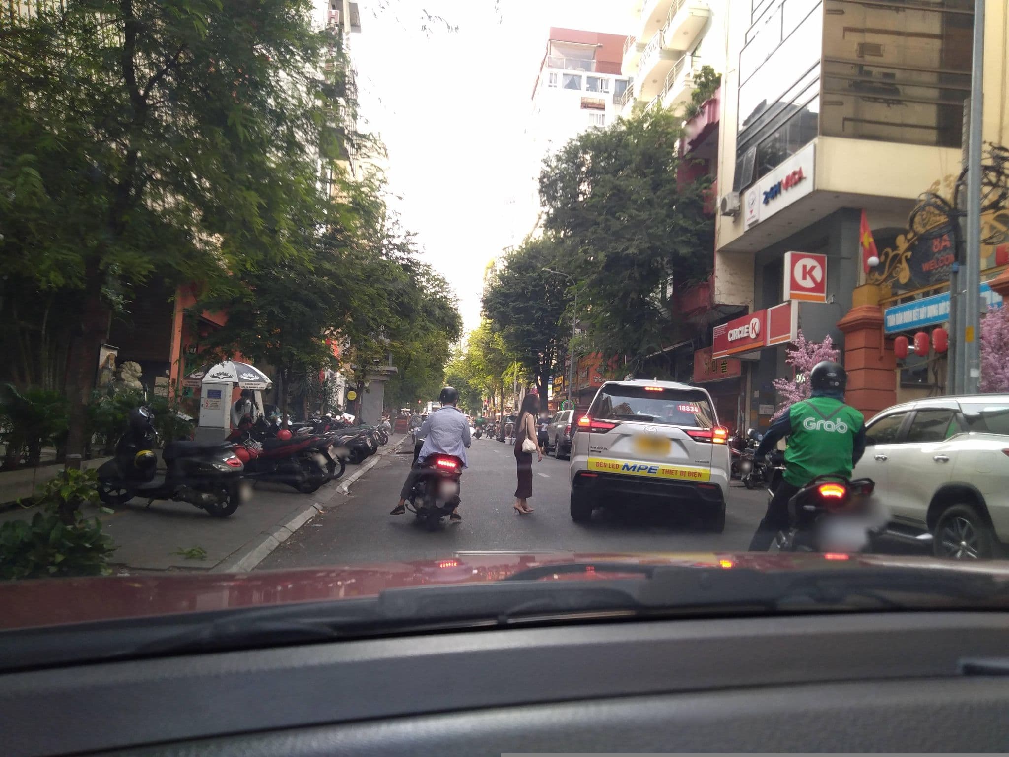 Street view near A&EM Hotel, Quận Bốn — © sg_front_1 (CC BY-SA · Mapillary)