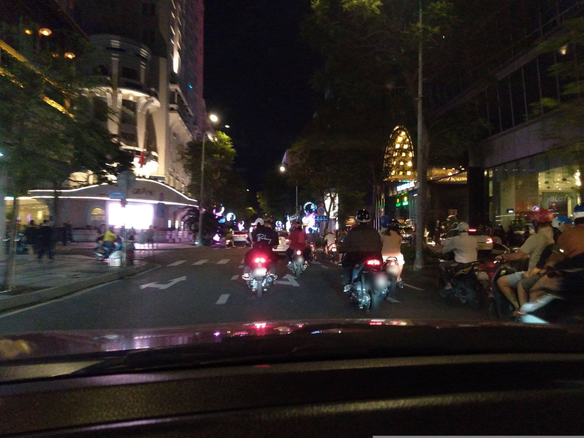 Street view near The Reverie Lounge, Quận Bốn — © sg_front_1 (CC BY-SA · Mapillary)