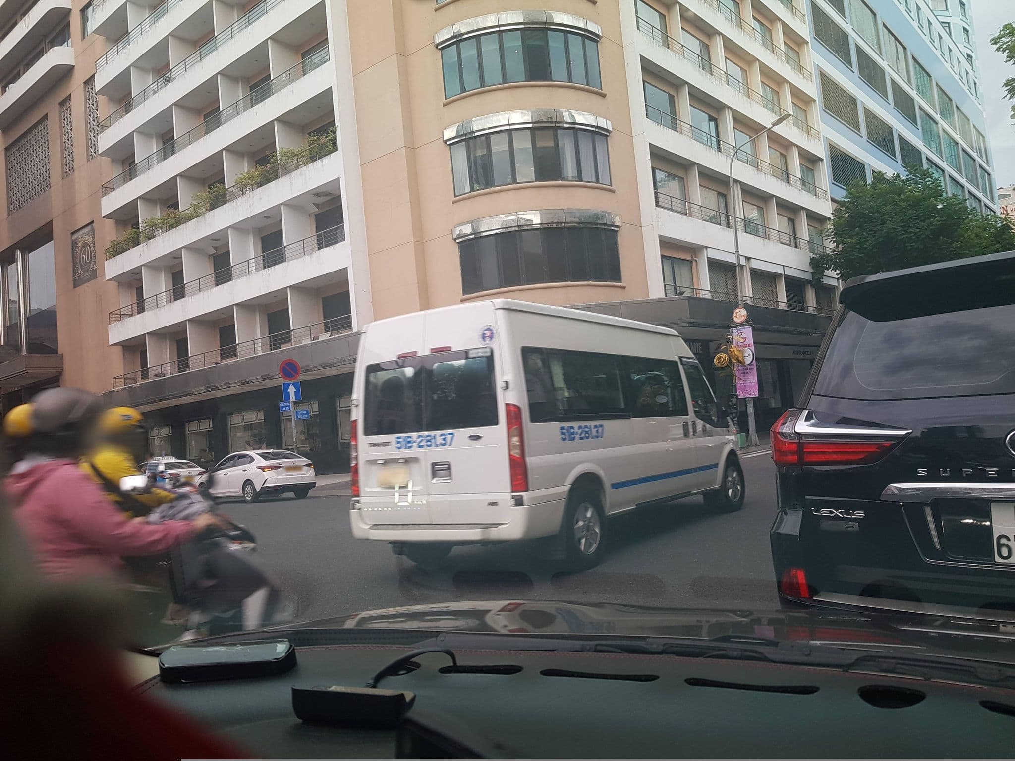 Street view near Caravelle Saigon, Quận Bốn — © bemaps1 (CC BY-SA · Mapillary)