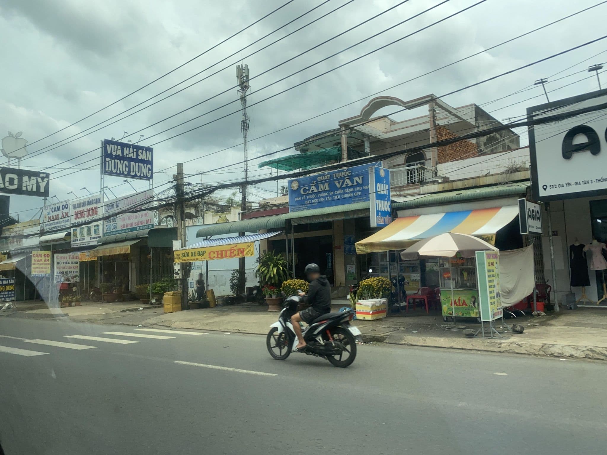 Street view near beepub hostel, 74 truong cong dinh, dalat, Xuân Lộc — © DriveWithHoang (CC BY-SA · Mapillary)