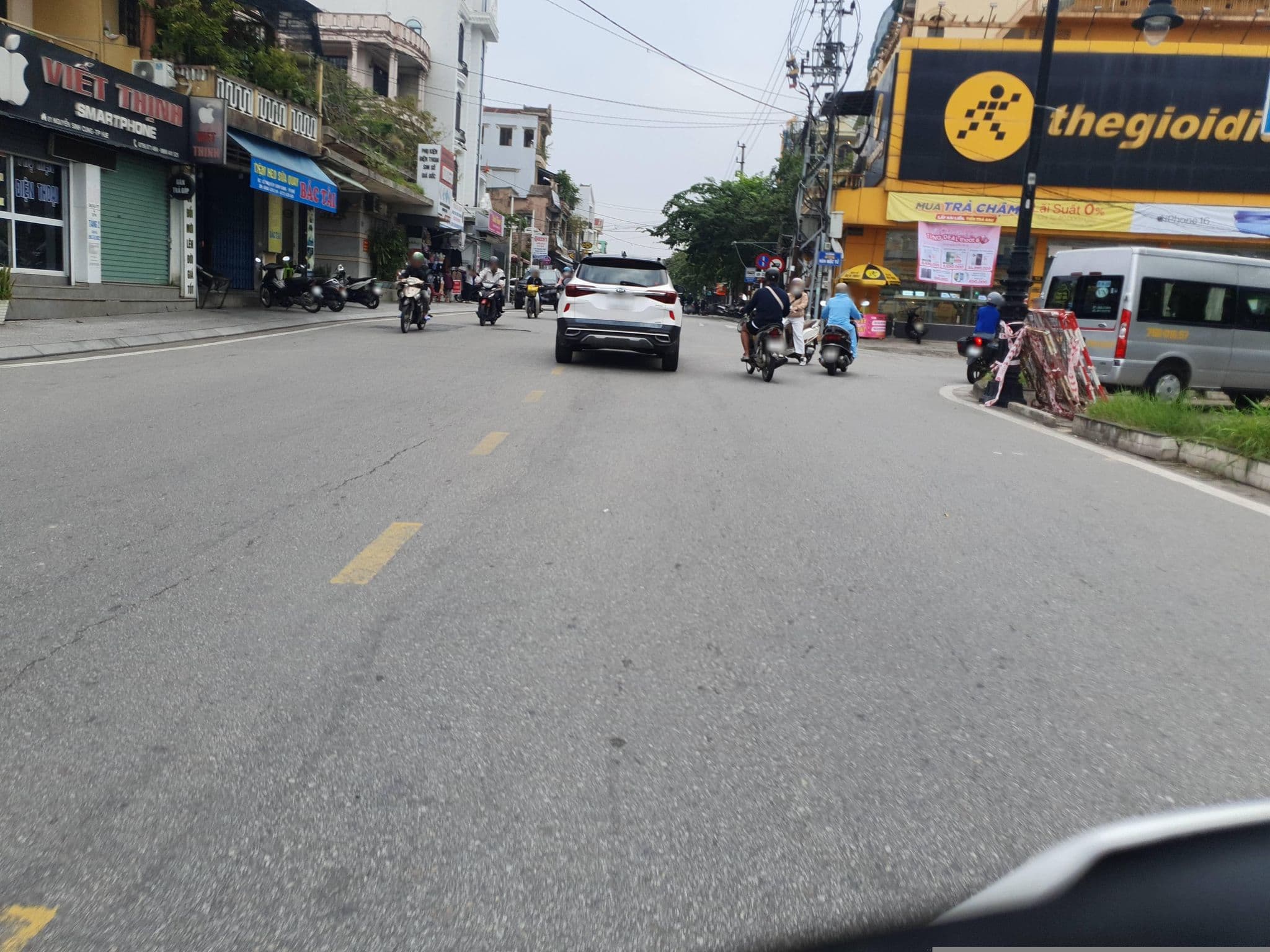 Street view near Bao Son 2 Hotel, Huế — © russmcd (CC BY-SA · Mapillary)