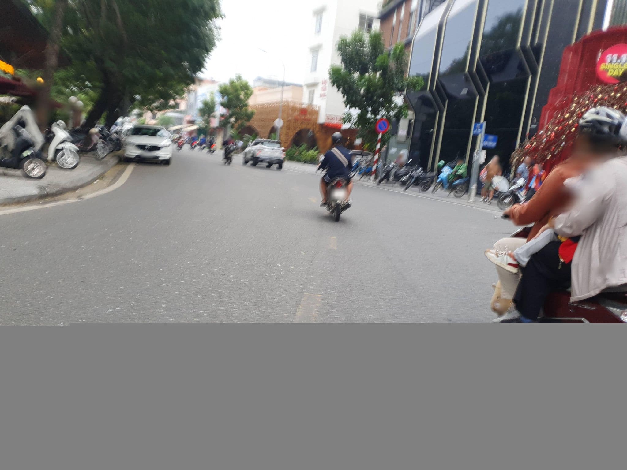 Street view near Minh Hieu Hotel, Huế — © russmcd (CC BY-SA · Mapillary)