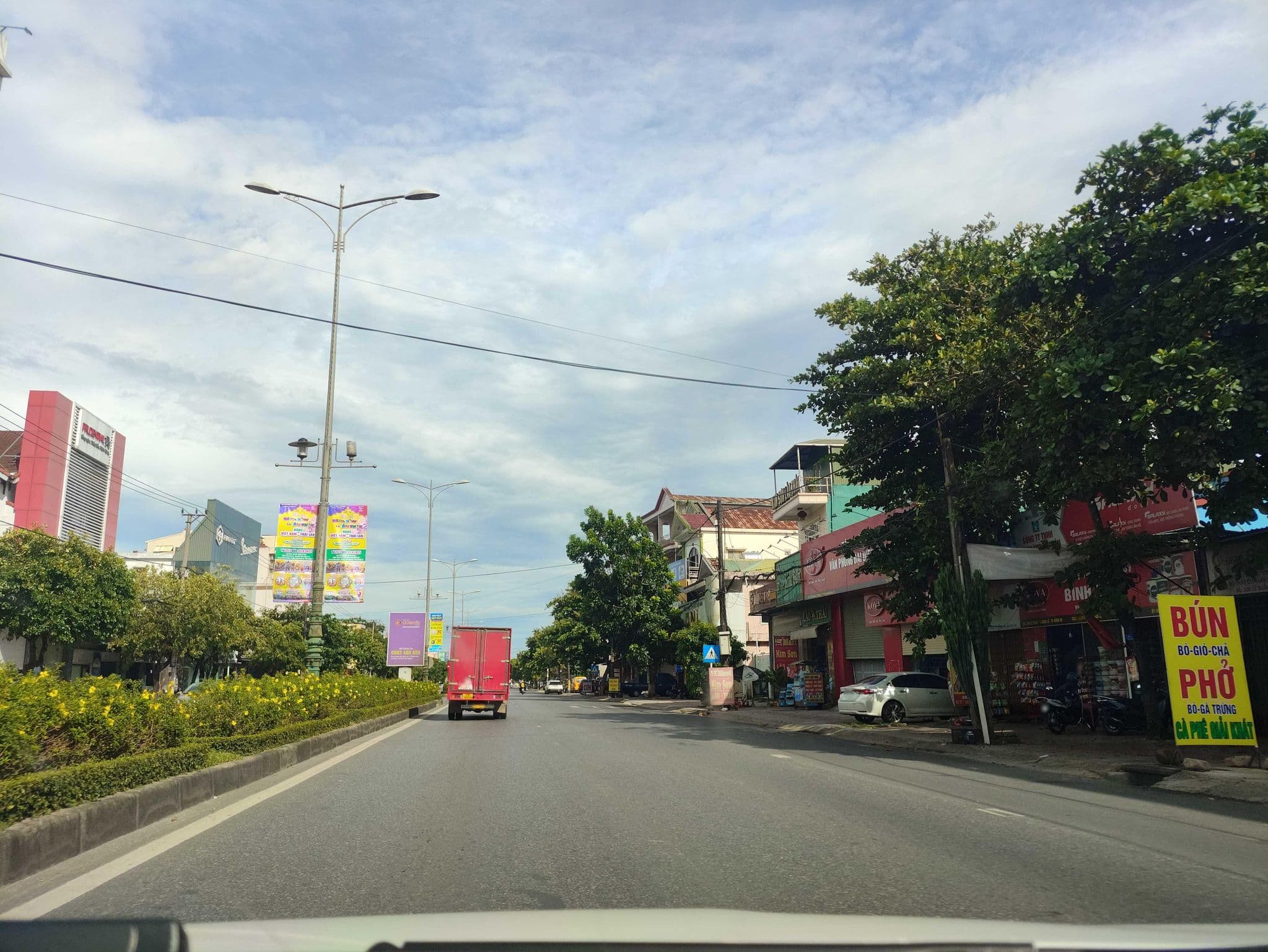 Street view near Golden Hotel, Ðông Hà — © hn_right_1 (CC BY-SA · Mapillary)