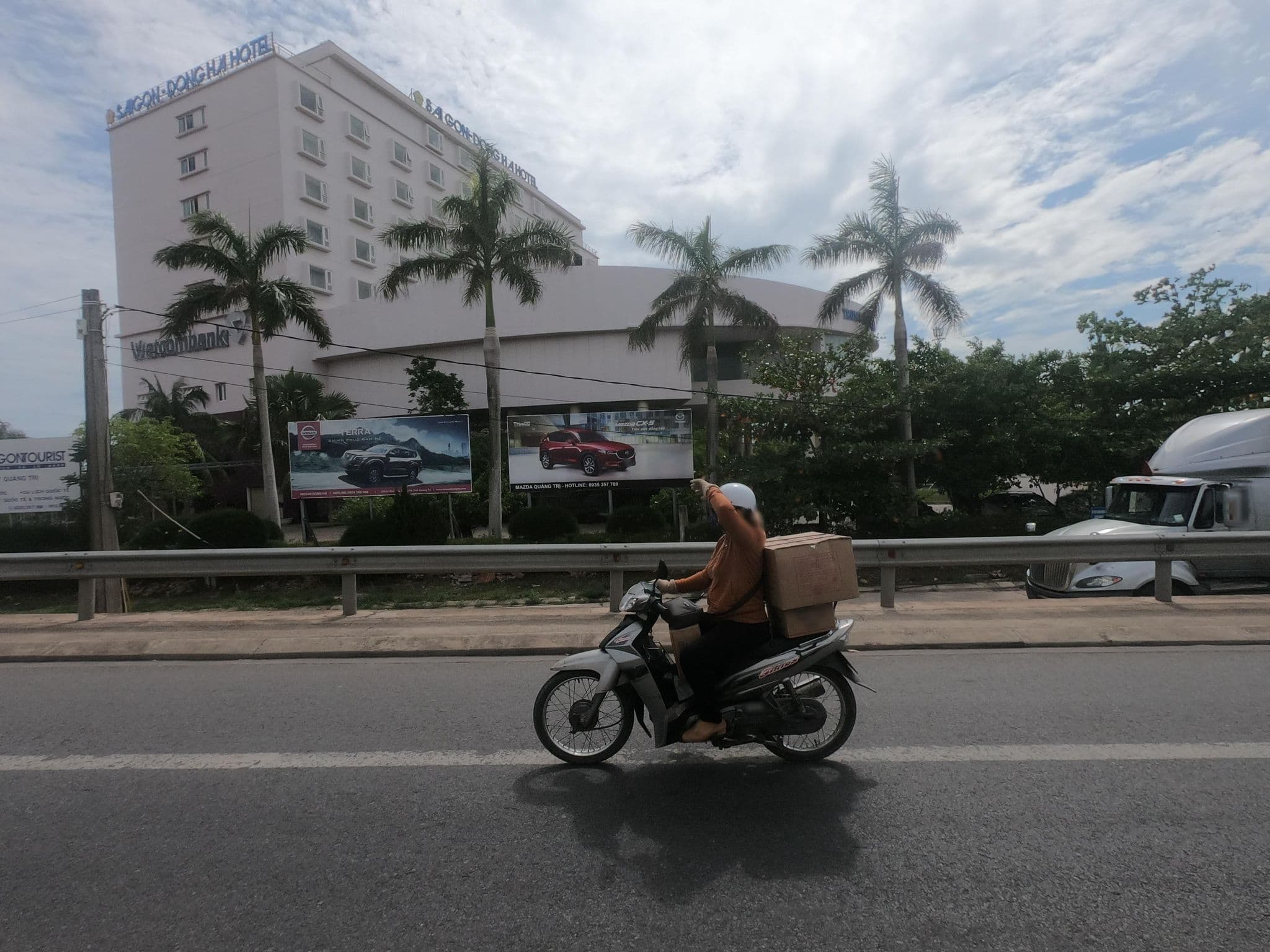 Street view near Khách sạn Sài Gòn - Đông Haf, Ðông Hà — © rsnaru (CC BY-SA · Mapillary)