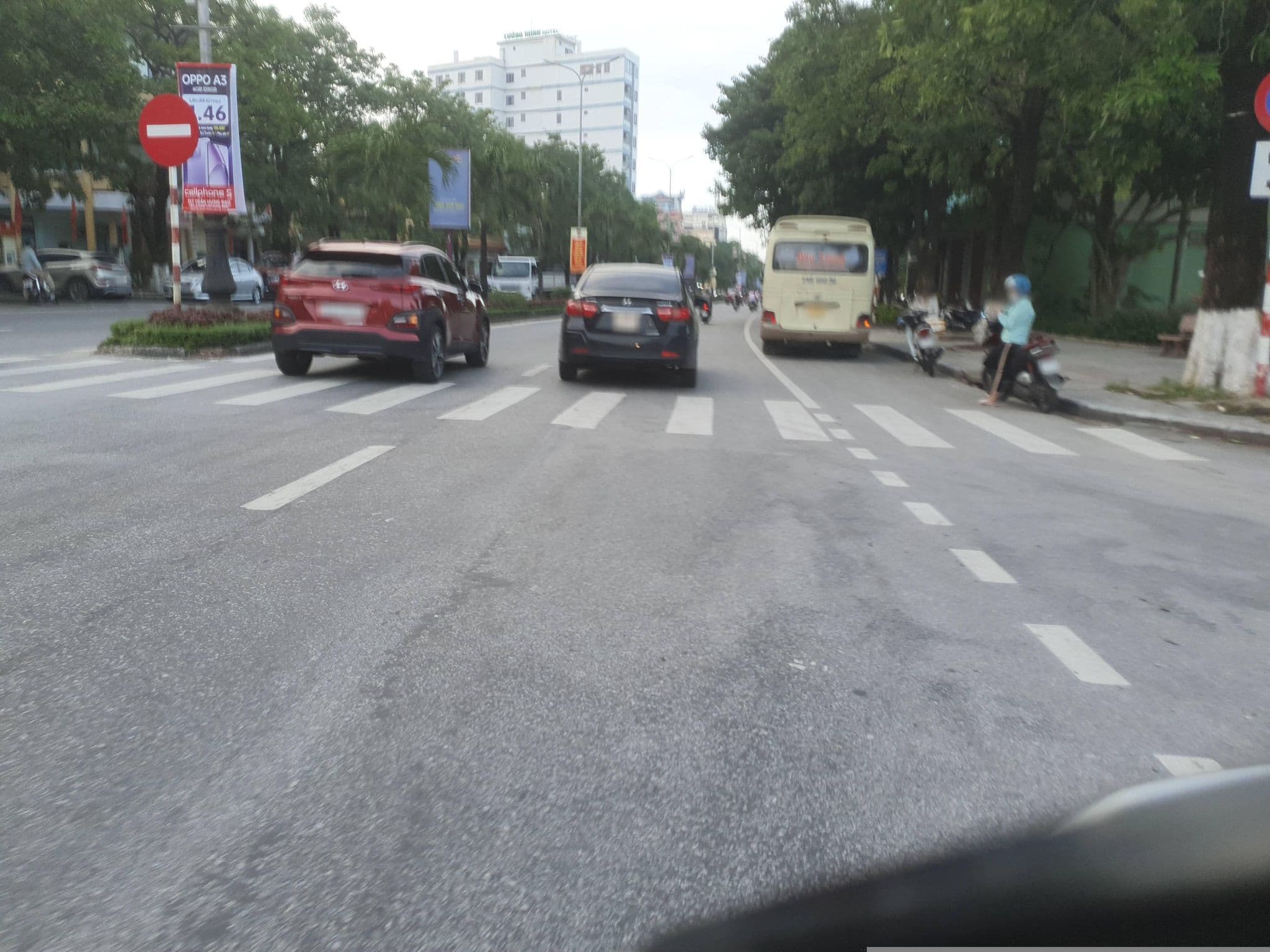 Street view near Khách sạn Lương Thực, Đồng Hới — © russmcd (CC BY-SA · Mapillary)