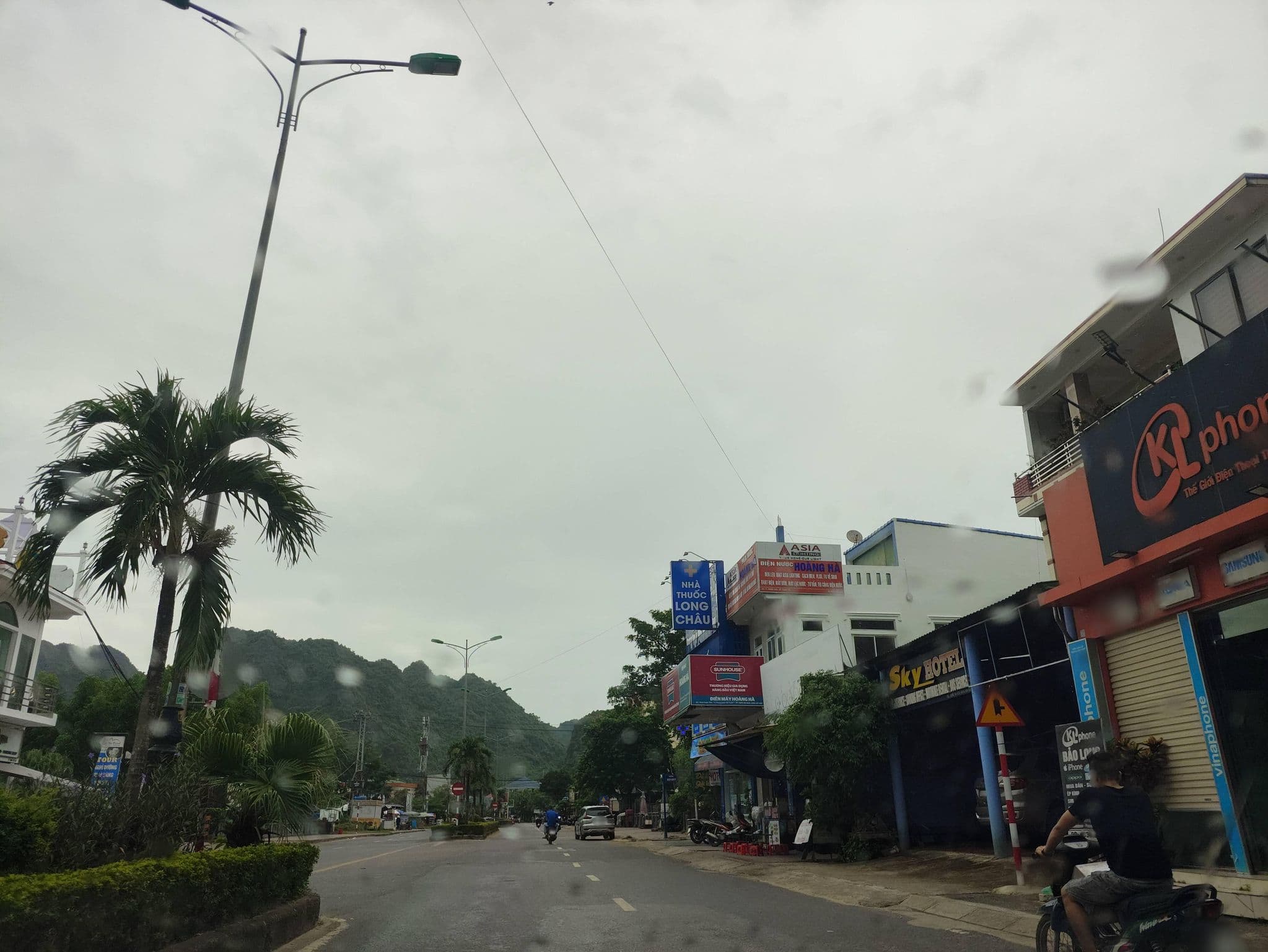 Street view near Backpackers Hostel, Xuân Sơn — © hn_right_1 (CC BY-SA · Mapillary)