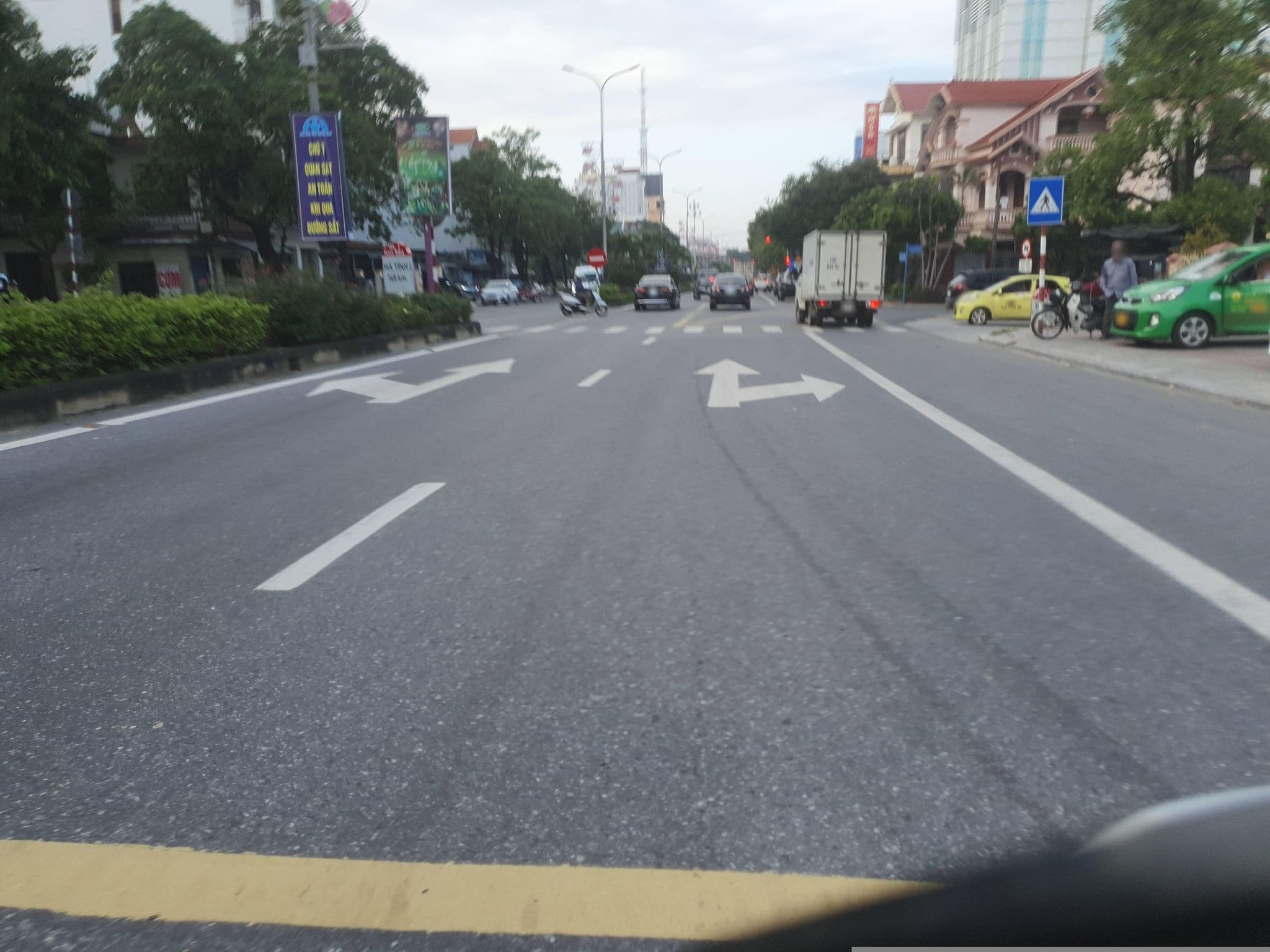 Street view near Huong Quynh hotel, Đồng Hới — © russmcd (CC BY-SA · Mapillary)