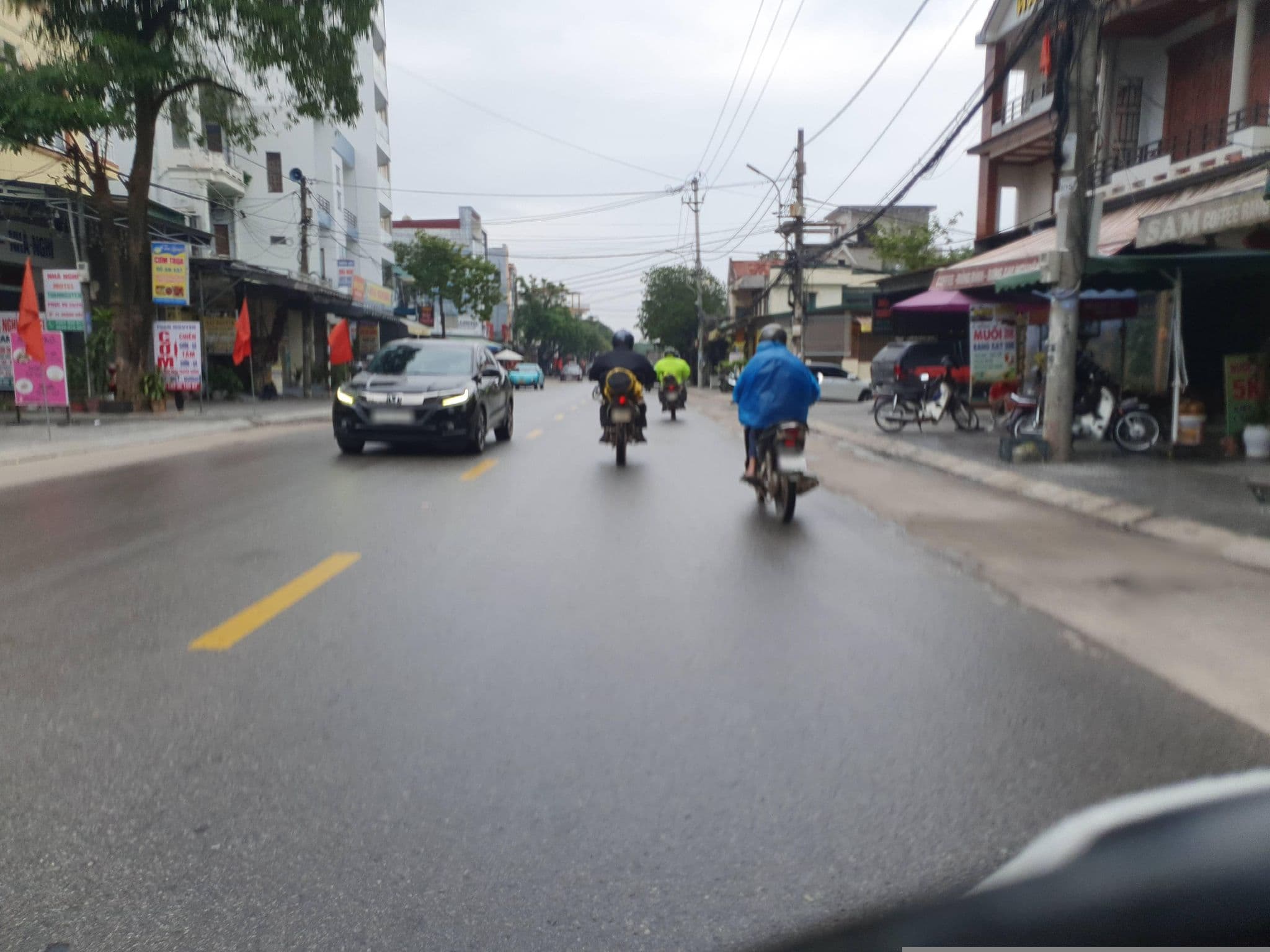 Street view near Hoai Thuong Hotel, Đồng Hới — © russmcd (CC BY-SA · Mapillary)