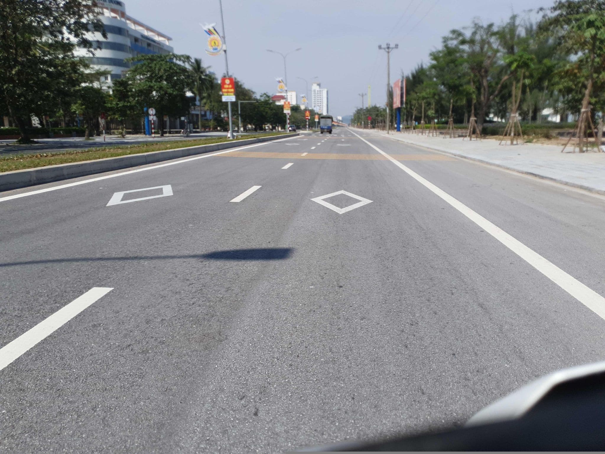 Street view near Khách Sạn Hòn Ngư, Cửa Lô — © russmcd (CC BY-SA · Mapillary)