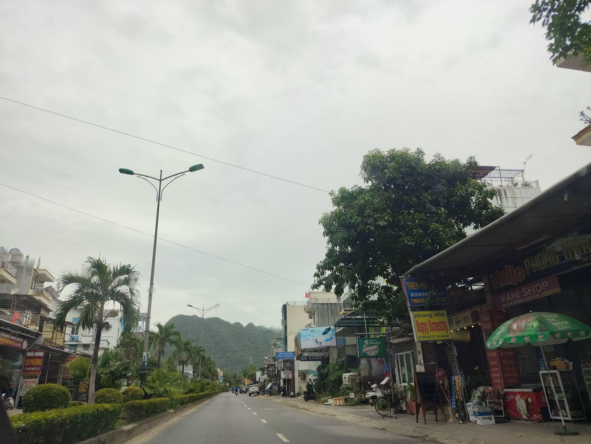 Street view near Easy Tiger Hostel, Xuân Sơn — © hn_right_1 (CC BY-SA · Mapillary)